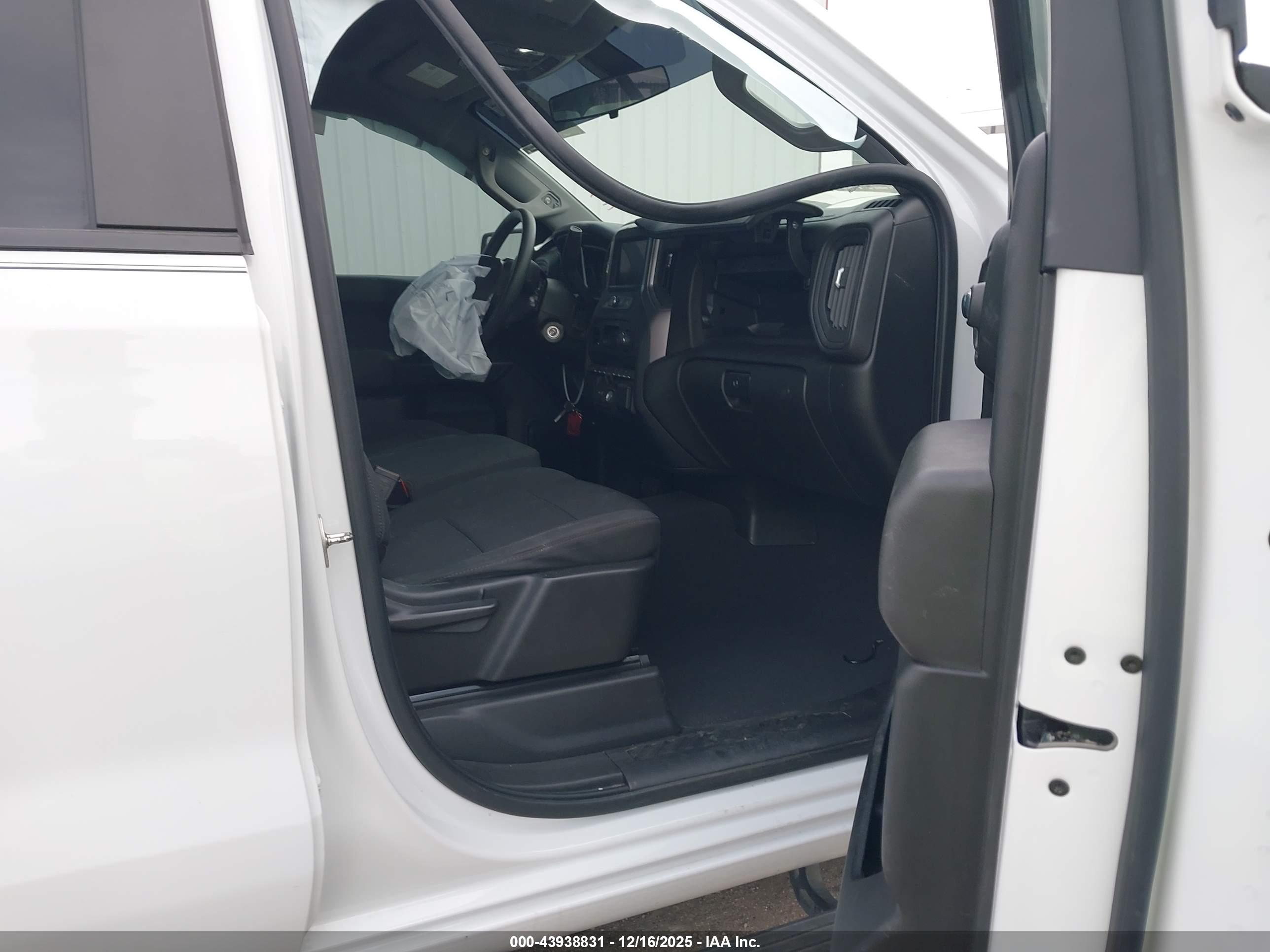 CHEVROLET SILVERADO image 5
