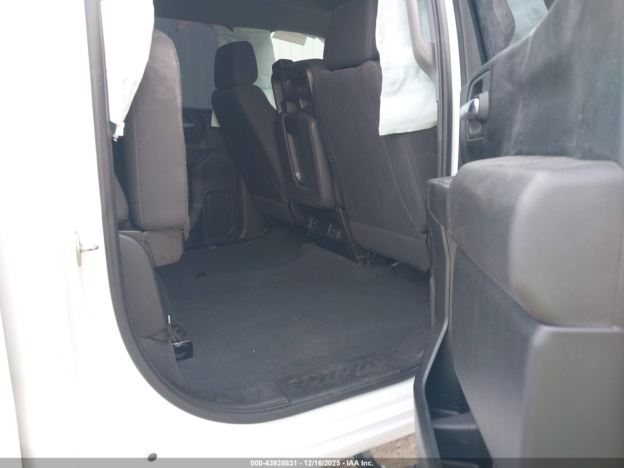 CHEVROLET SILVERADO image 8