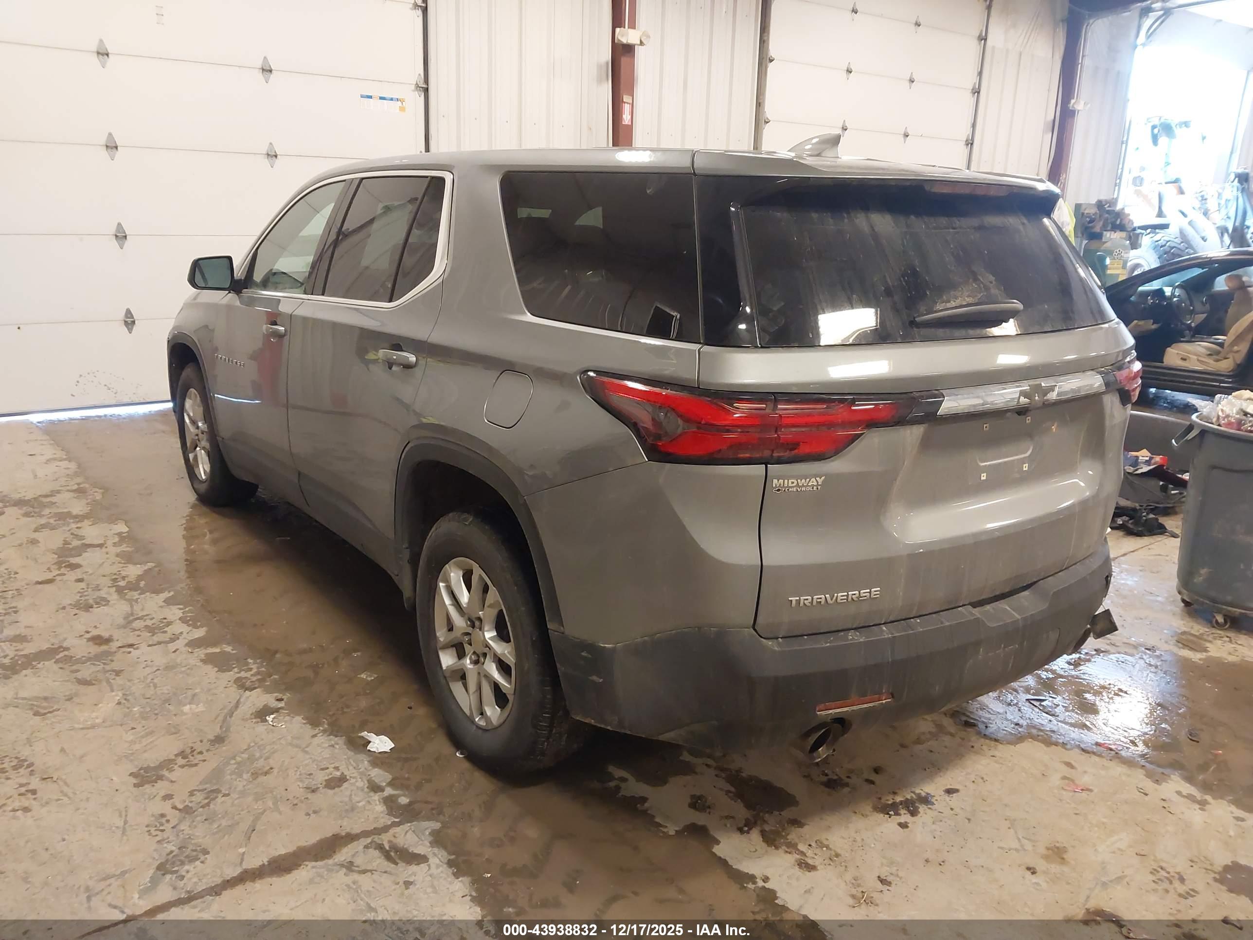 CHEVROLET TRAVERSE image 3