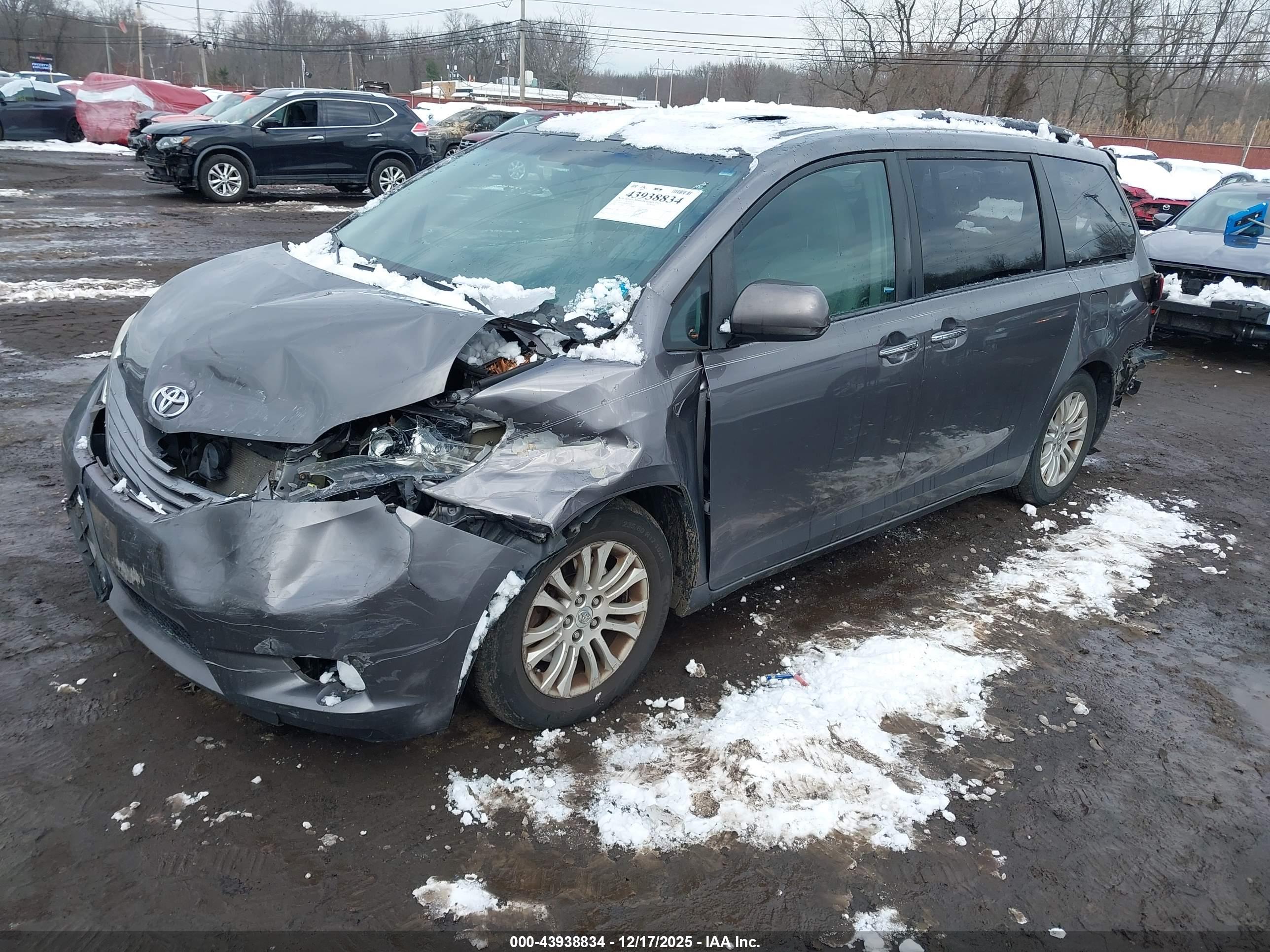 TOYOTA SIENNA image 2
