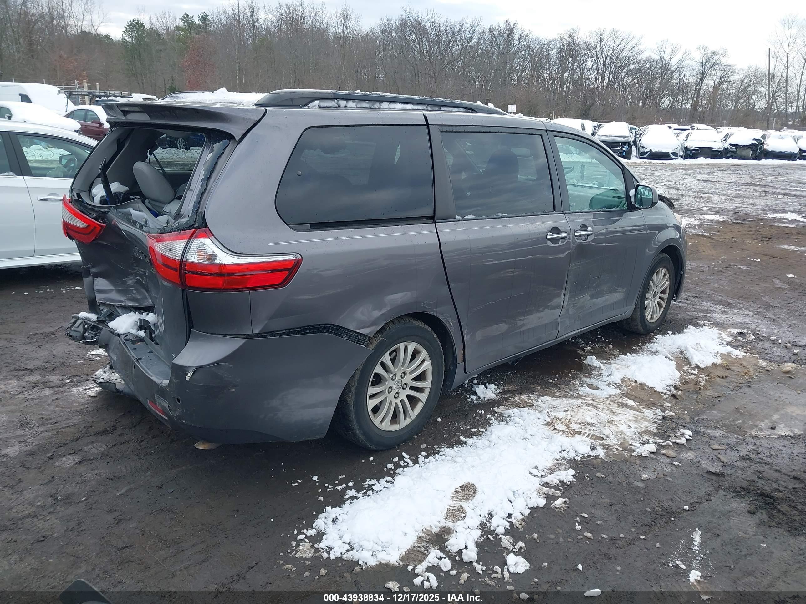 TOYOTA SIENNA image 4