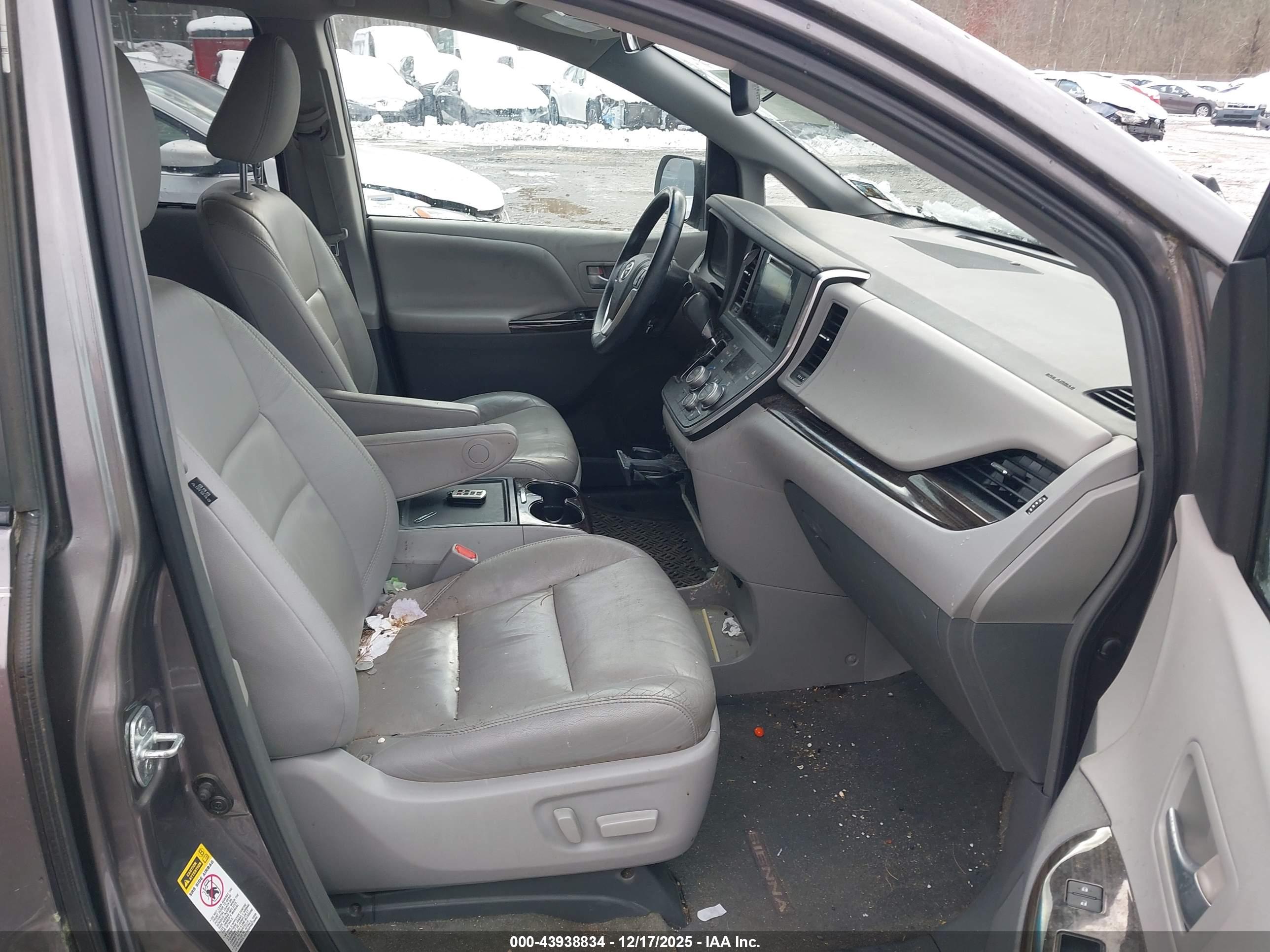 TOYOTA SIENNA image 5