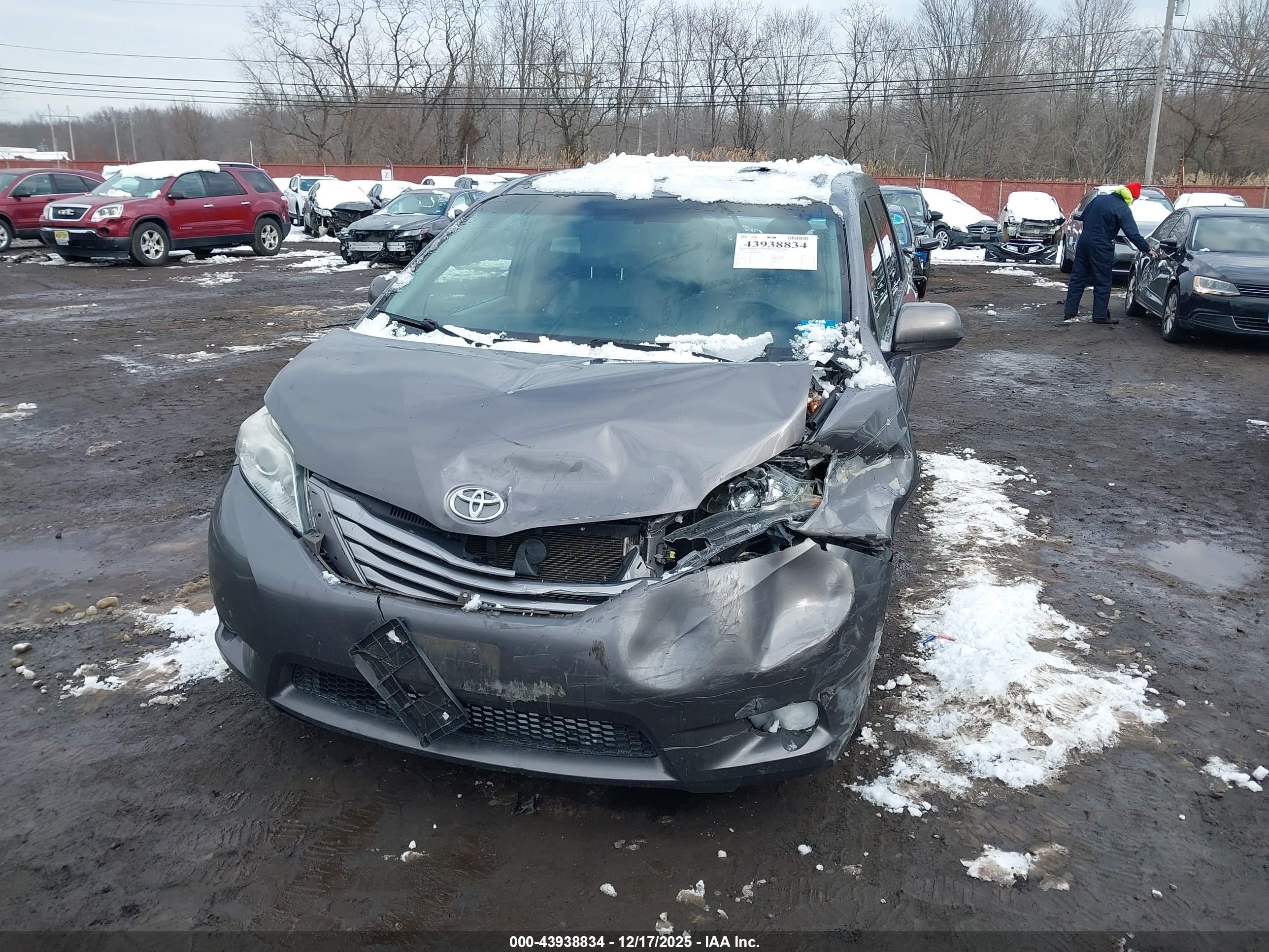 TOYOTA SIENNA image 6