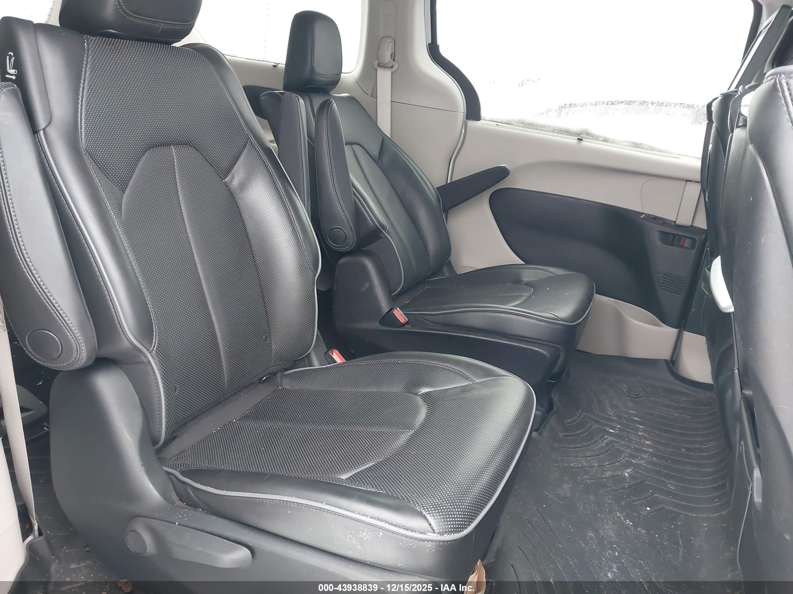 CHRYSLER PACIFICA image 8