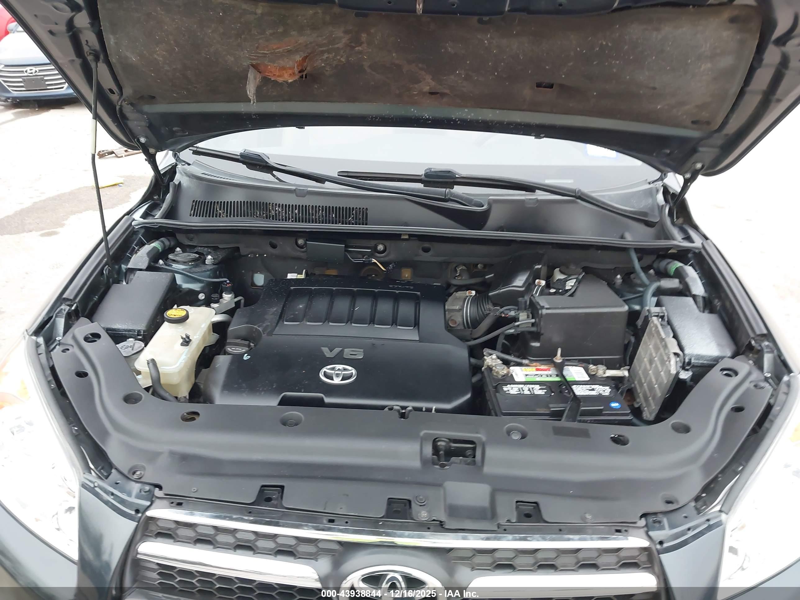 TOYOTA RAV4 image 10