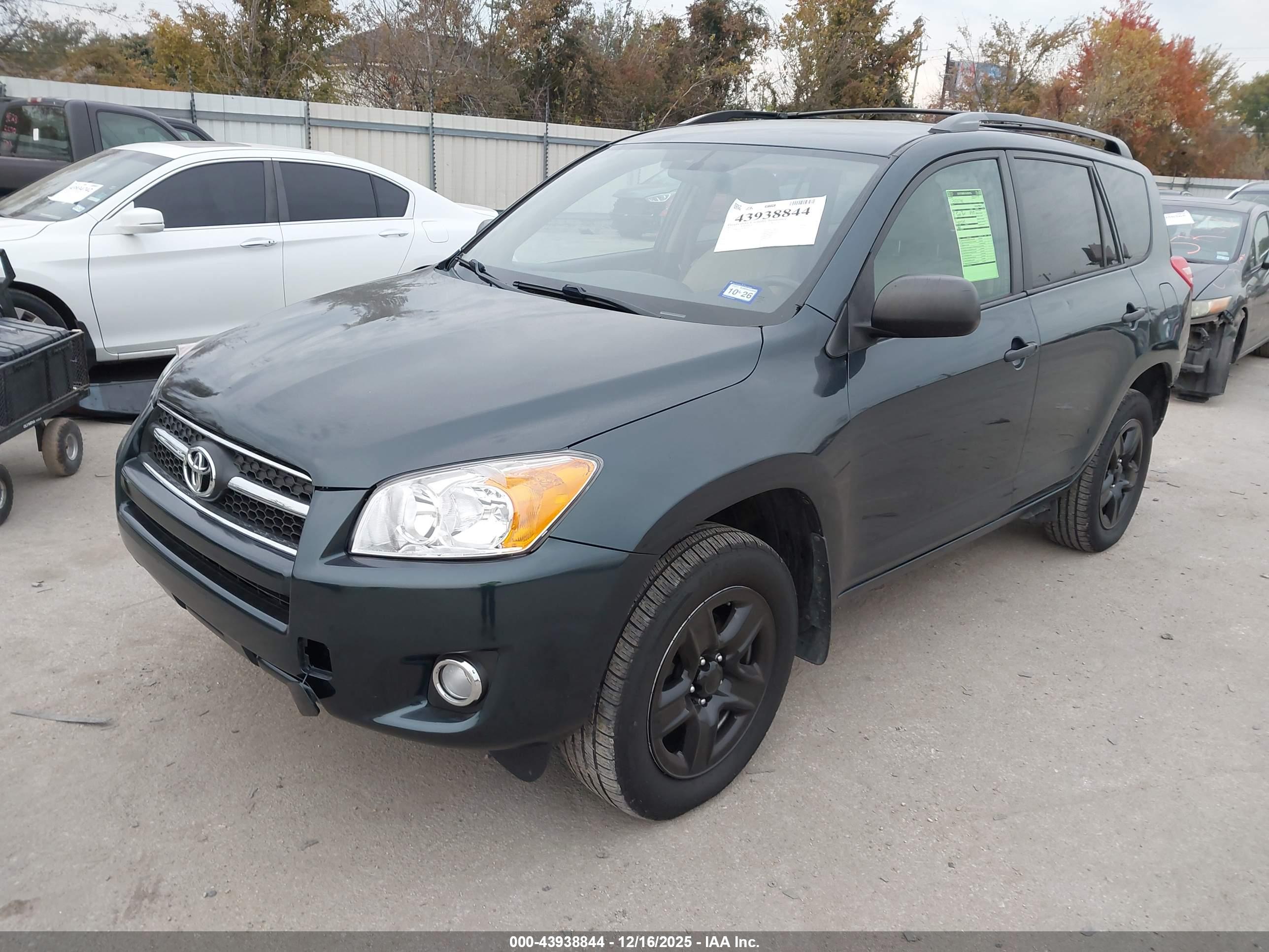 TOYOTA RAV4 image 2