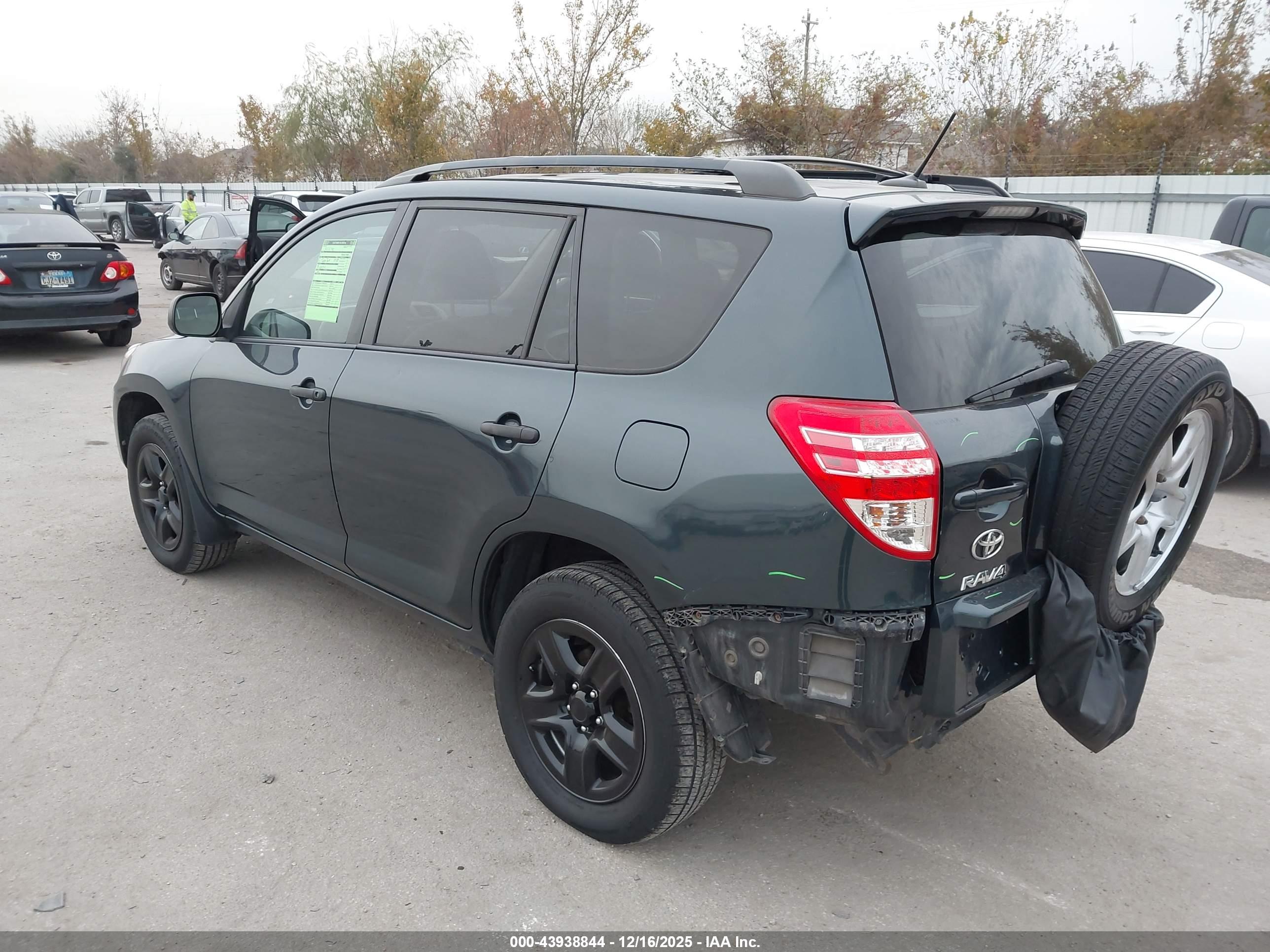 TOYOTA RAV4 image 3