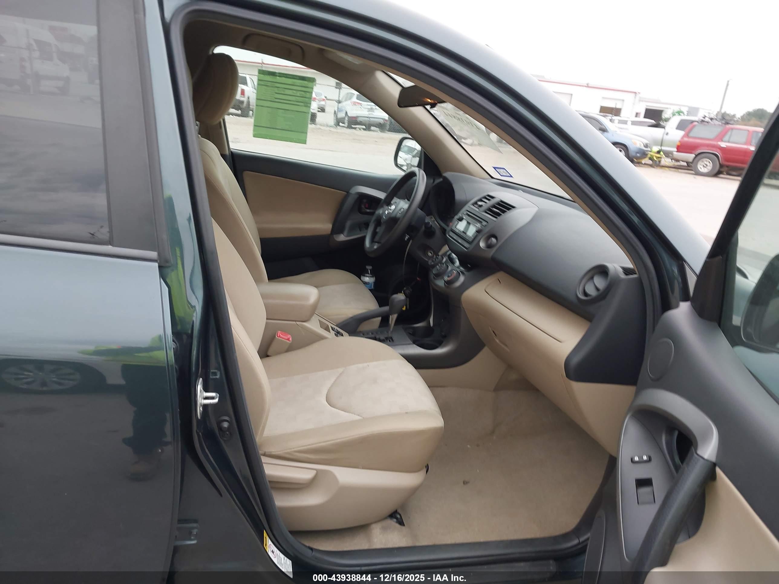 TOYOTA RAV4 image 5