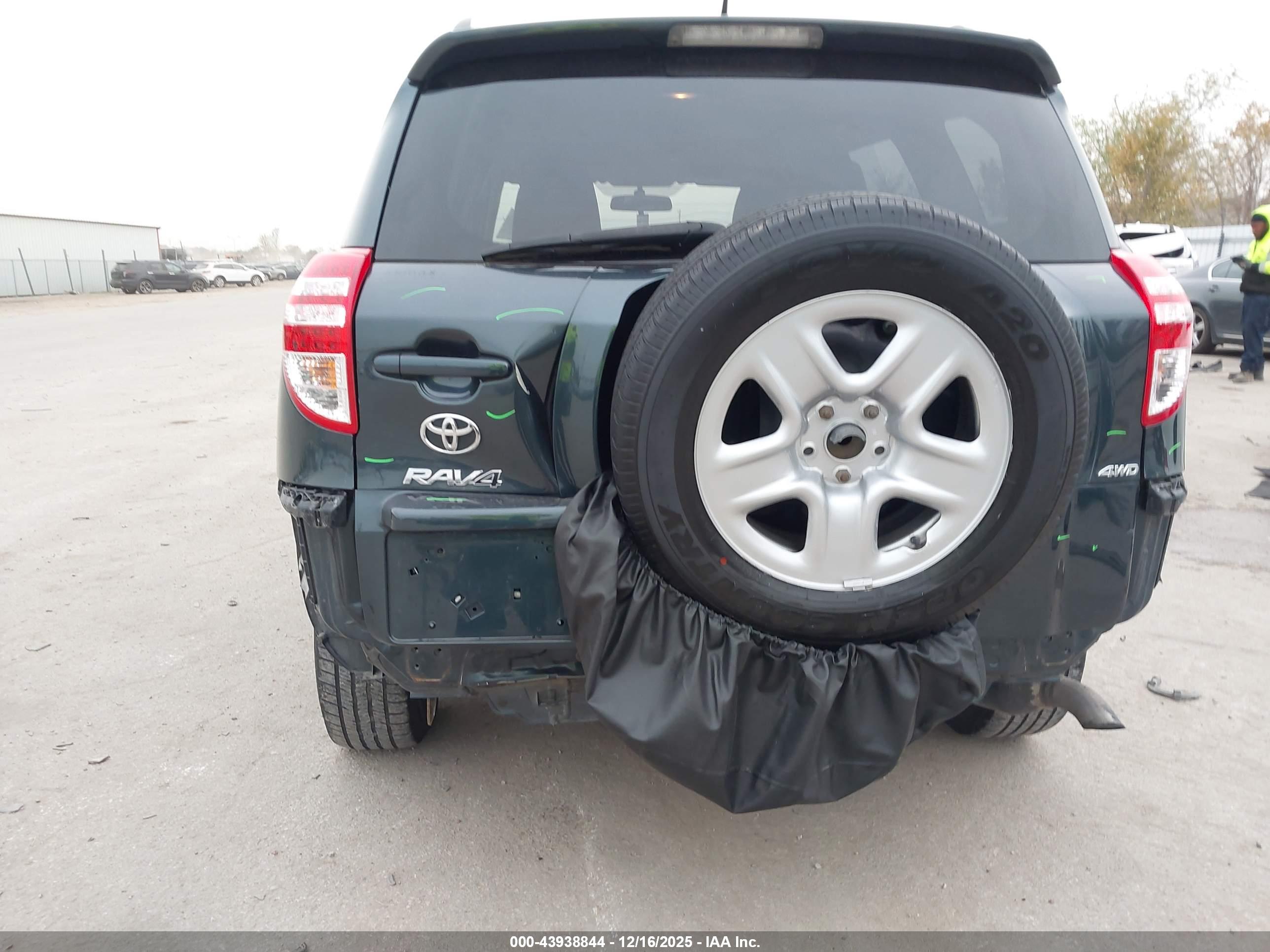 TOYOTA RAV4 image 6