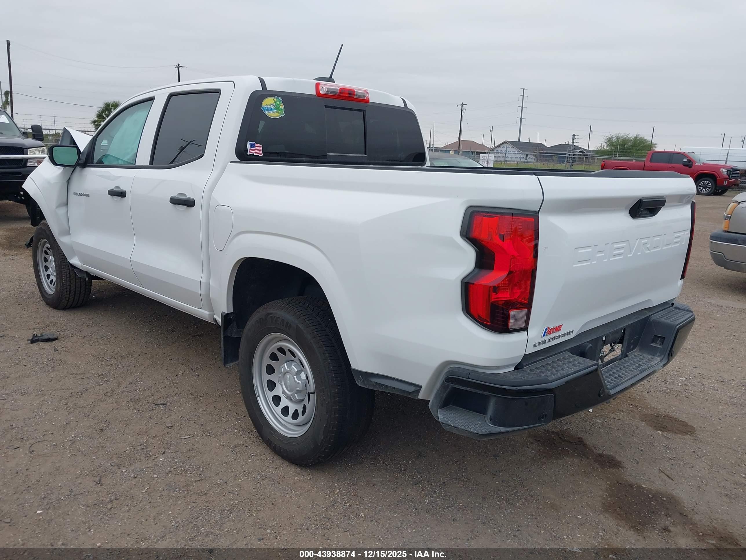 CHEVROLET COLORADO image 3