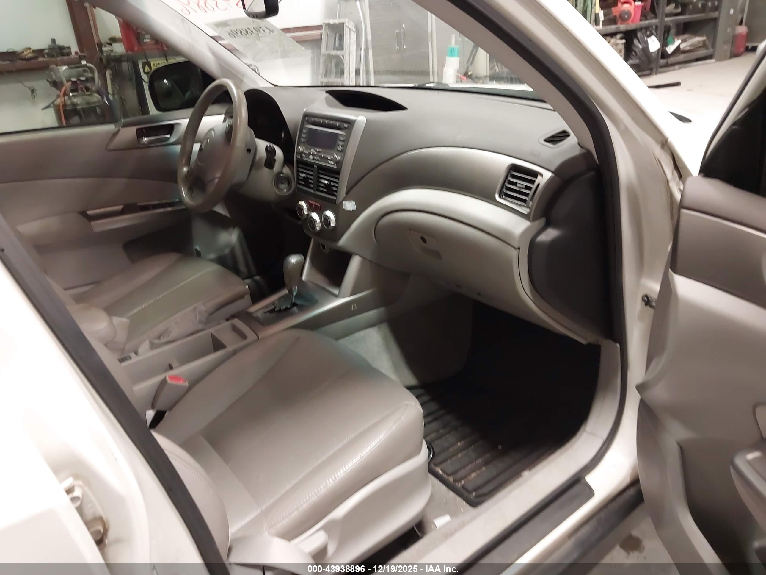 SUBARU FORESTER image 5