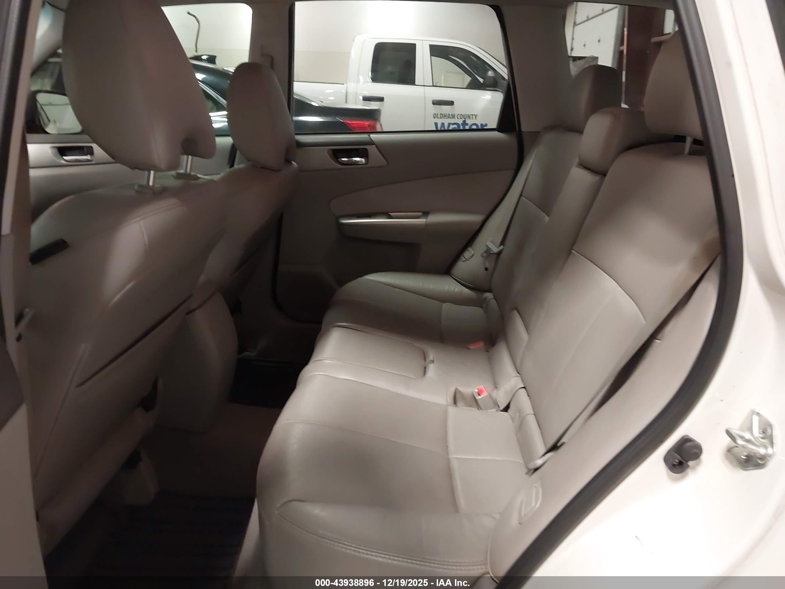 SUBARU FORESTER image 8