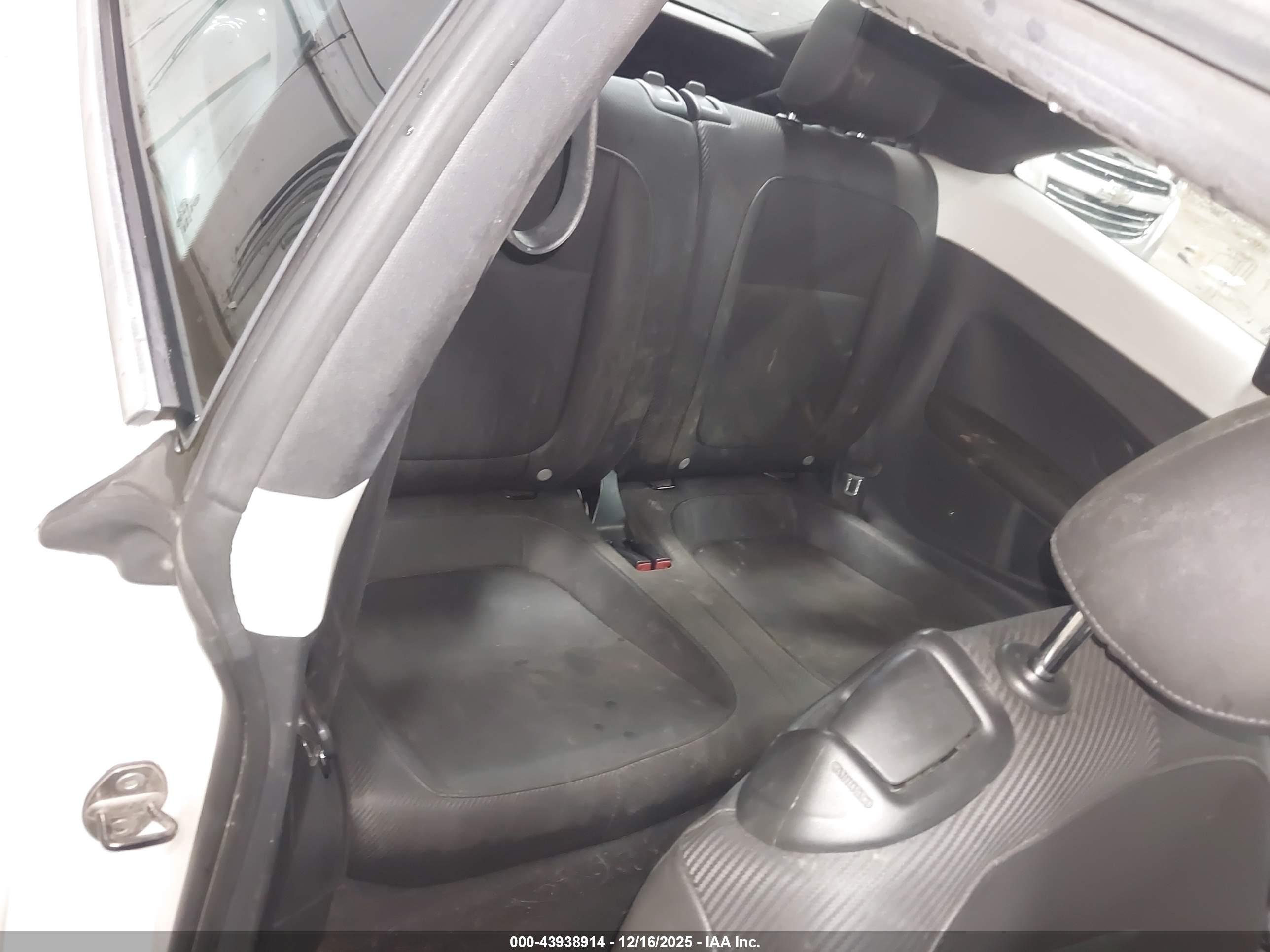 VOLKSWAGEN BEETLE image 8