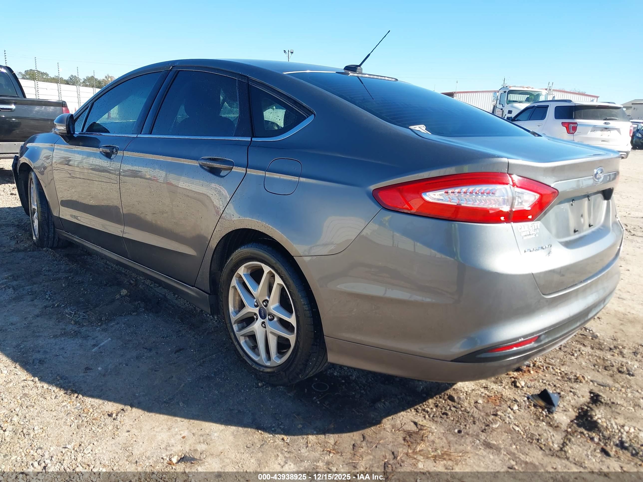 FORD FUSION image 3