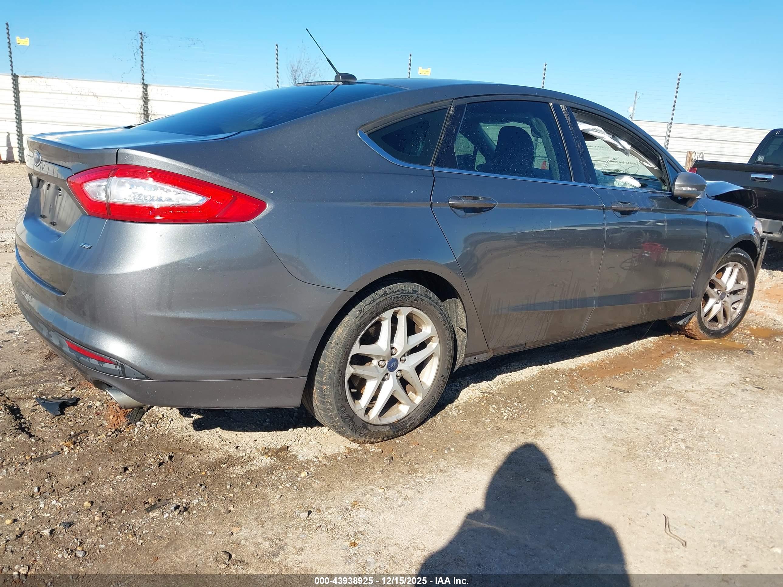 FORD FUSION image 4