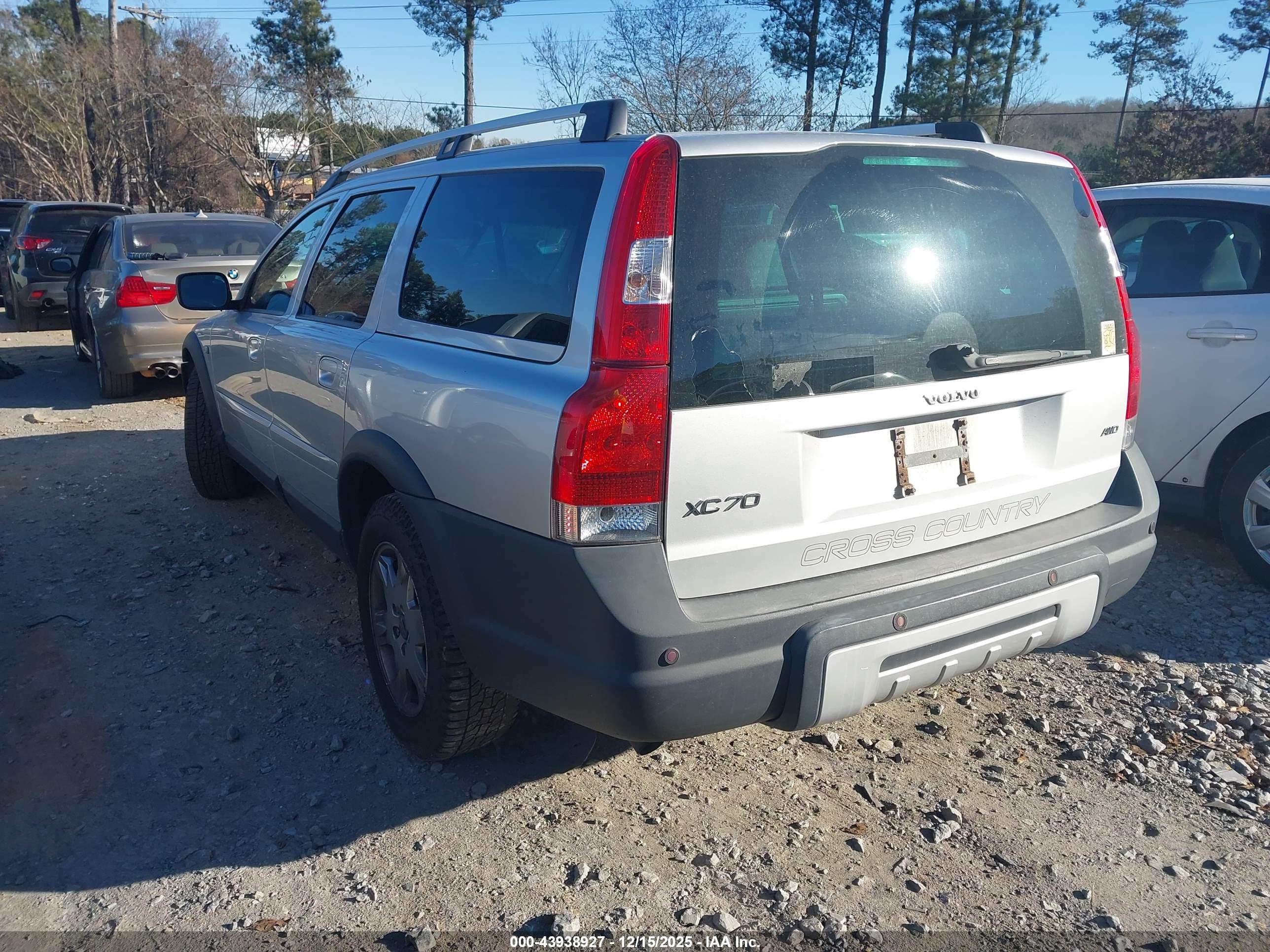 VOLVO XC70 image 3