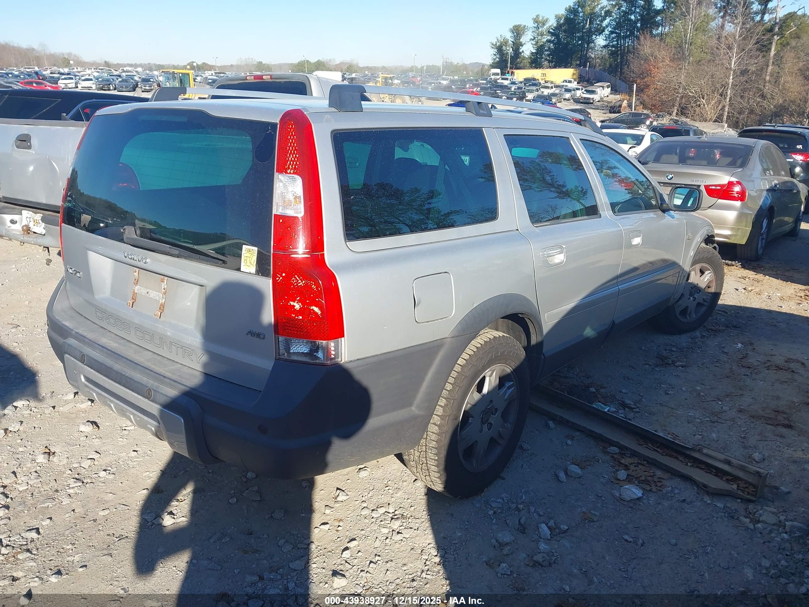 VOLVO XC70 image 4