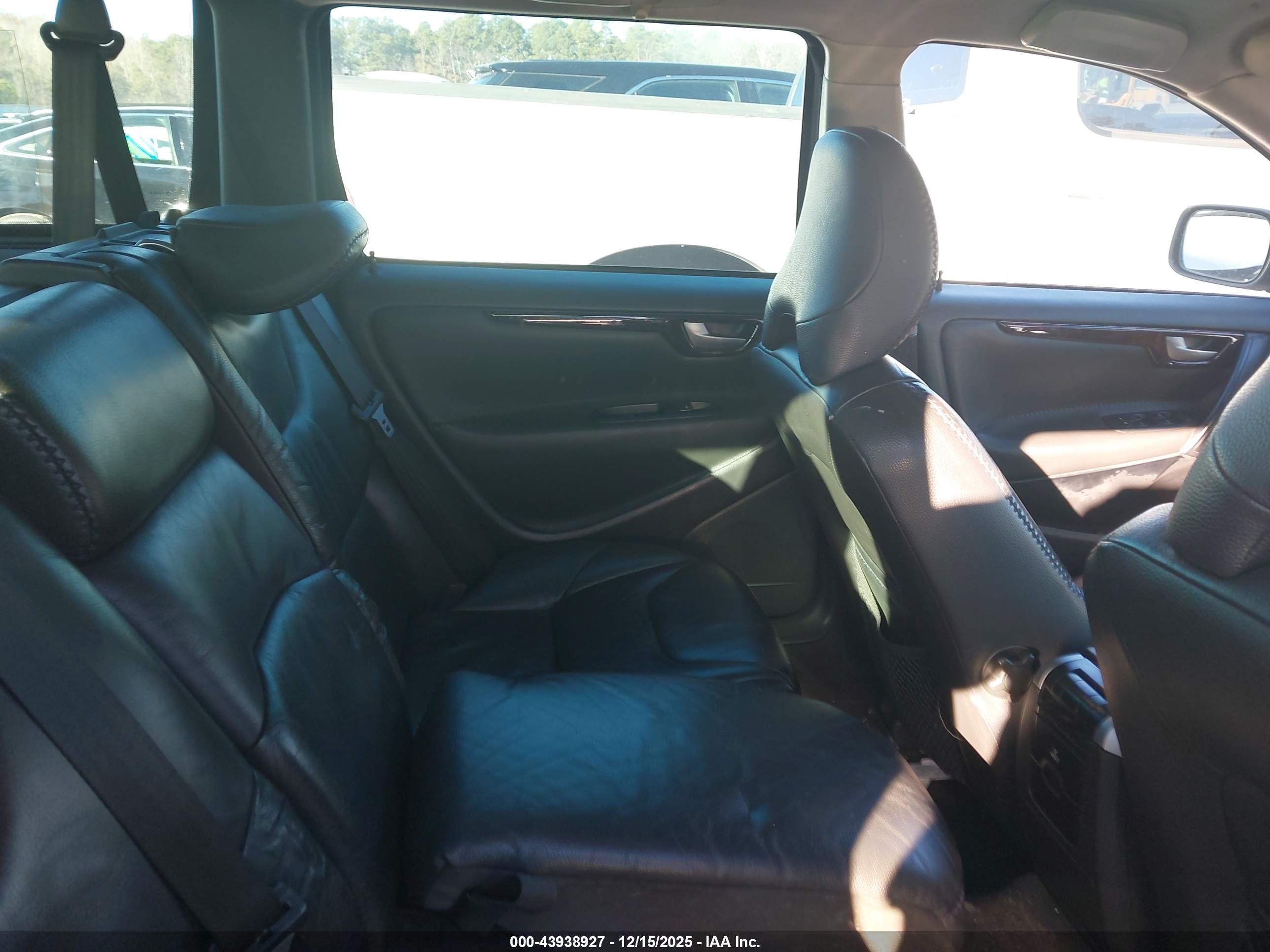 VOLVO XC70 image 8