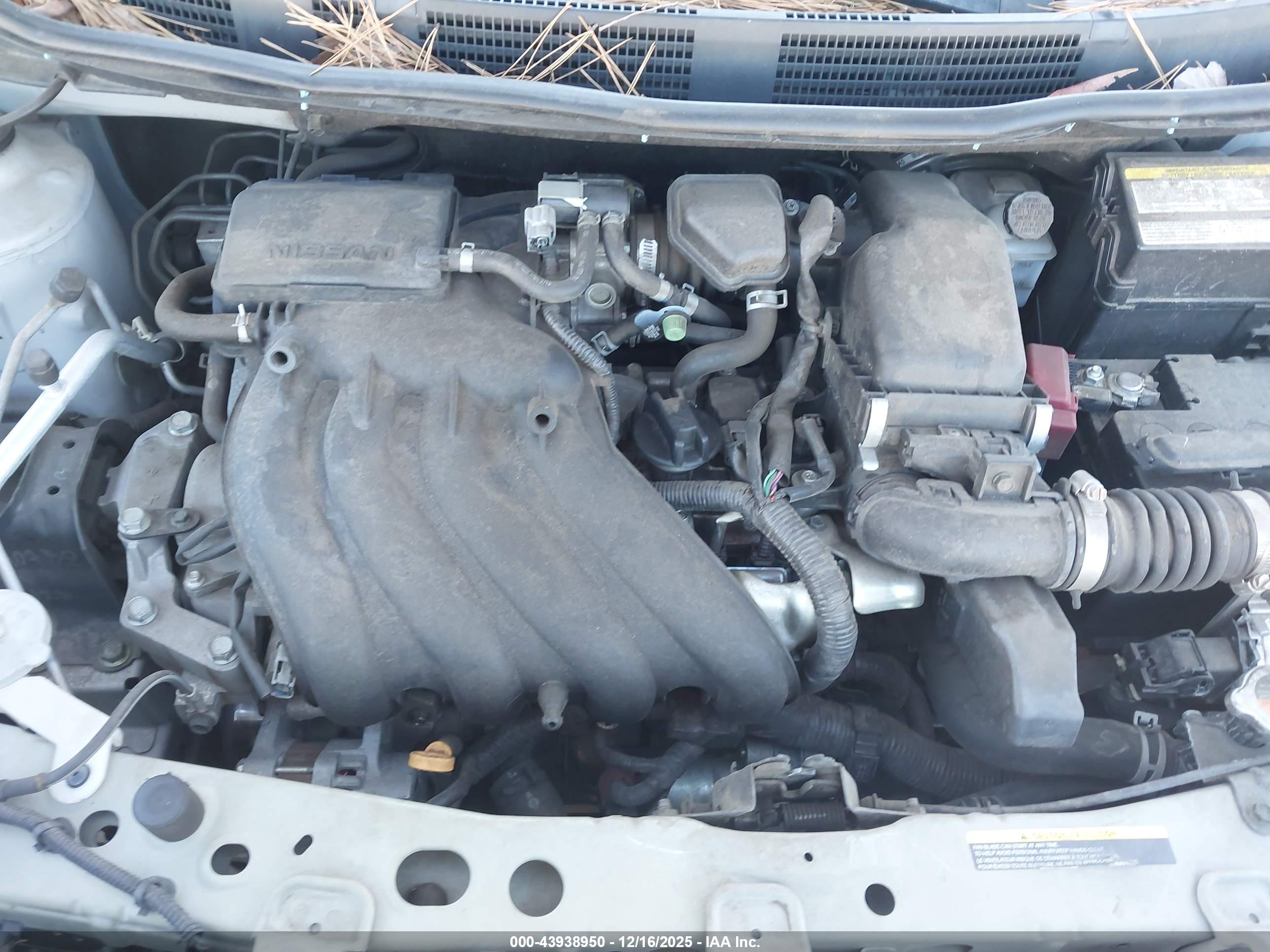NISSAN VERSA image 10