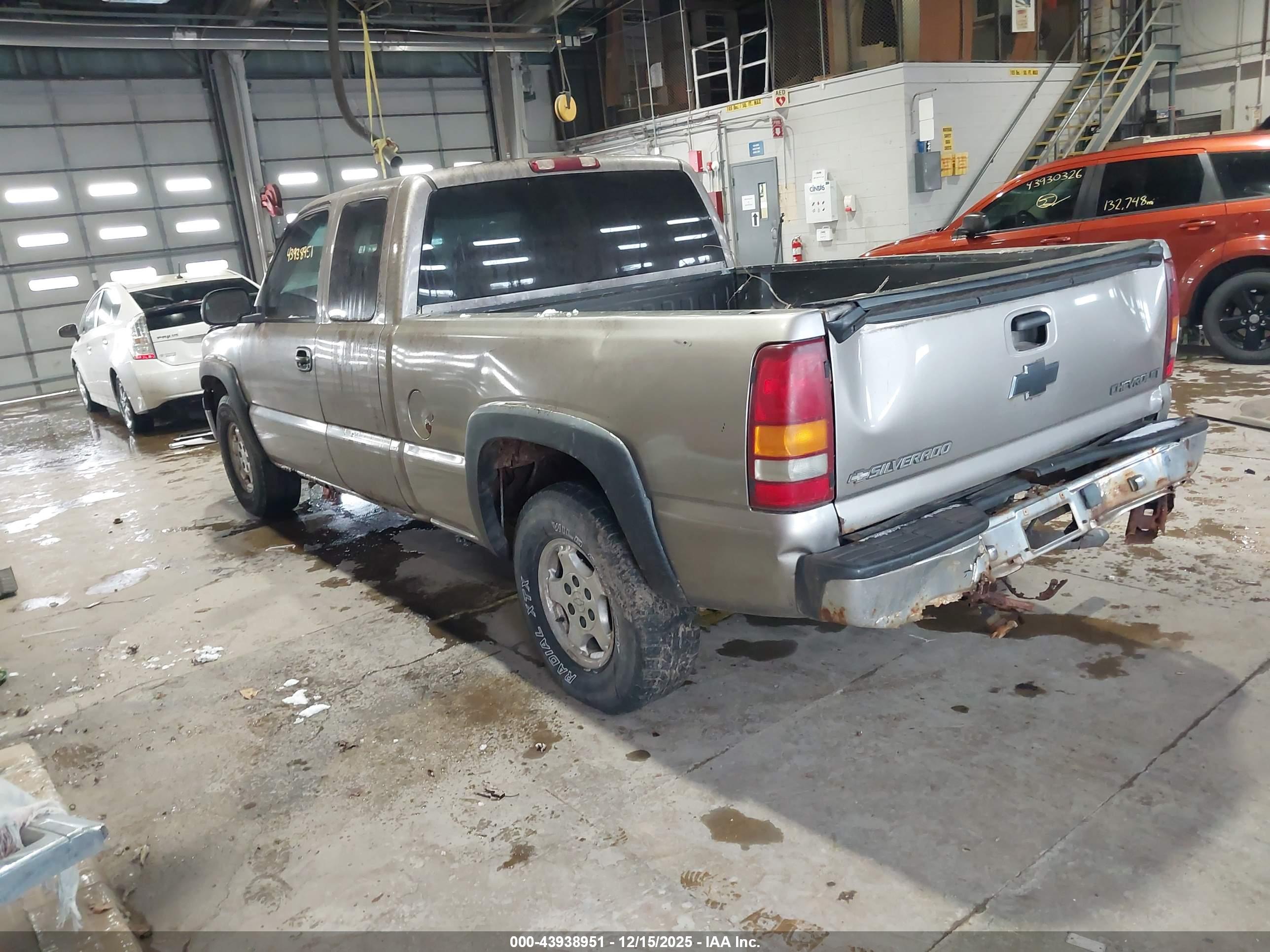 CHEVROLET SILVERADO image 3