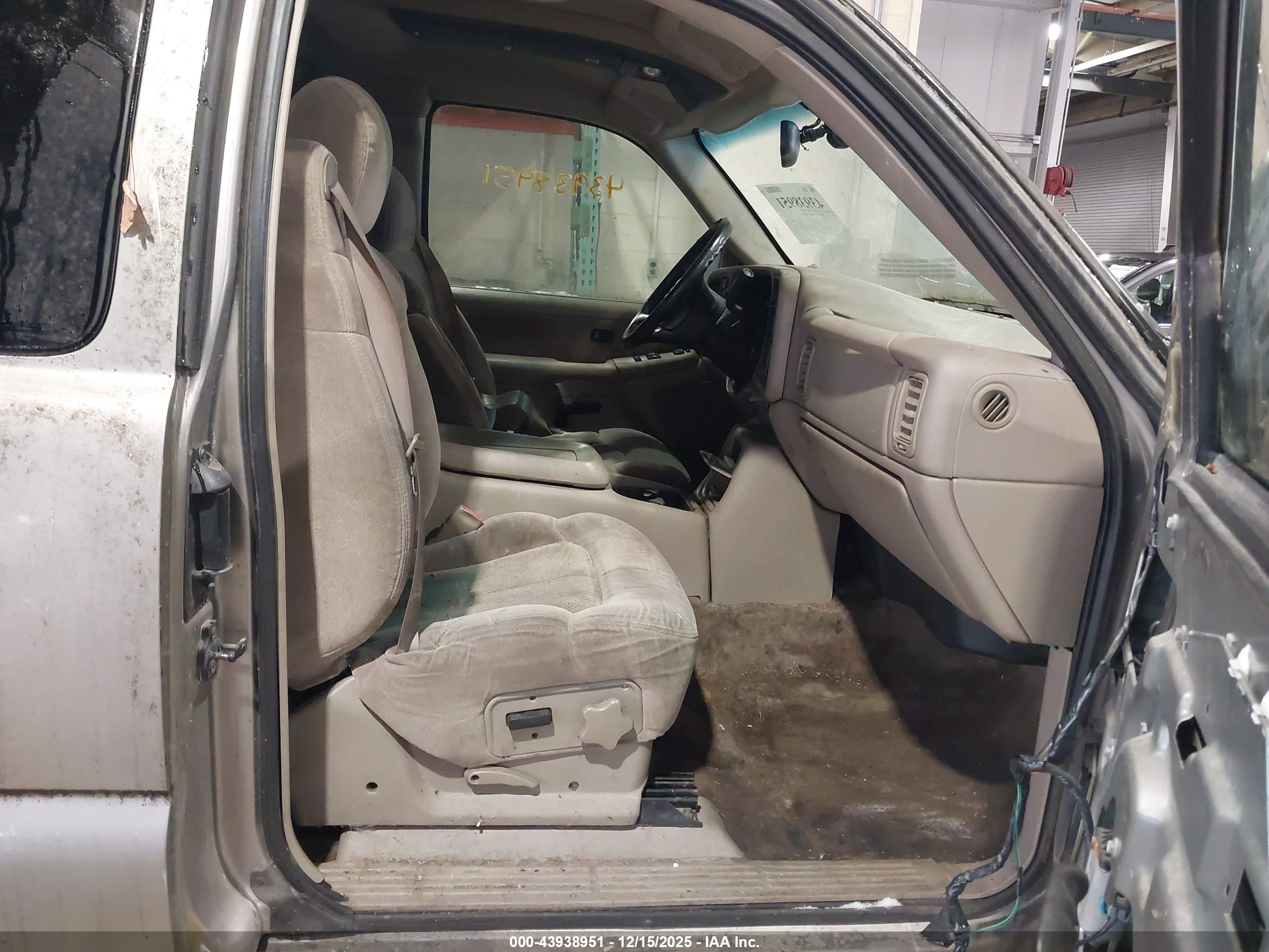 CHEVROLET SILVERADO image 5