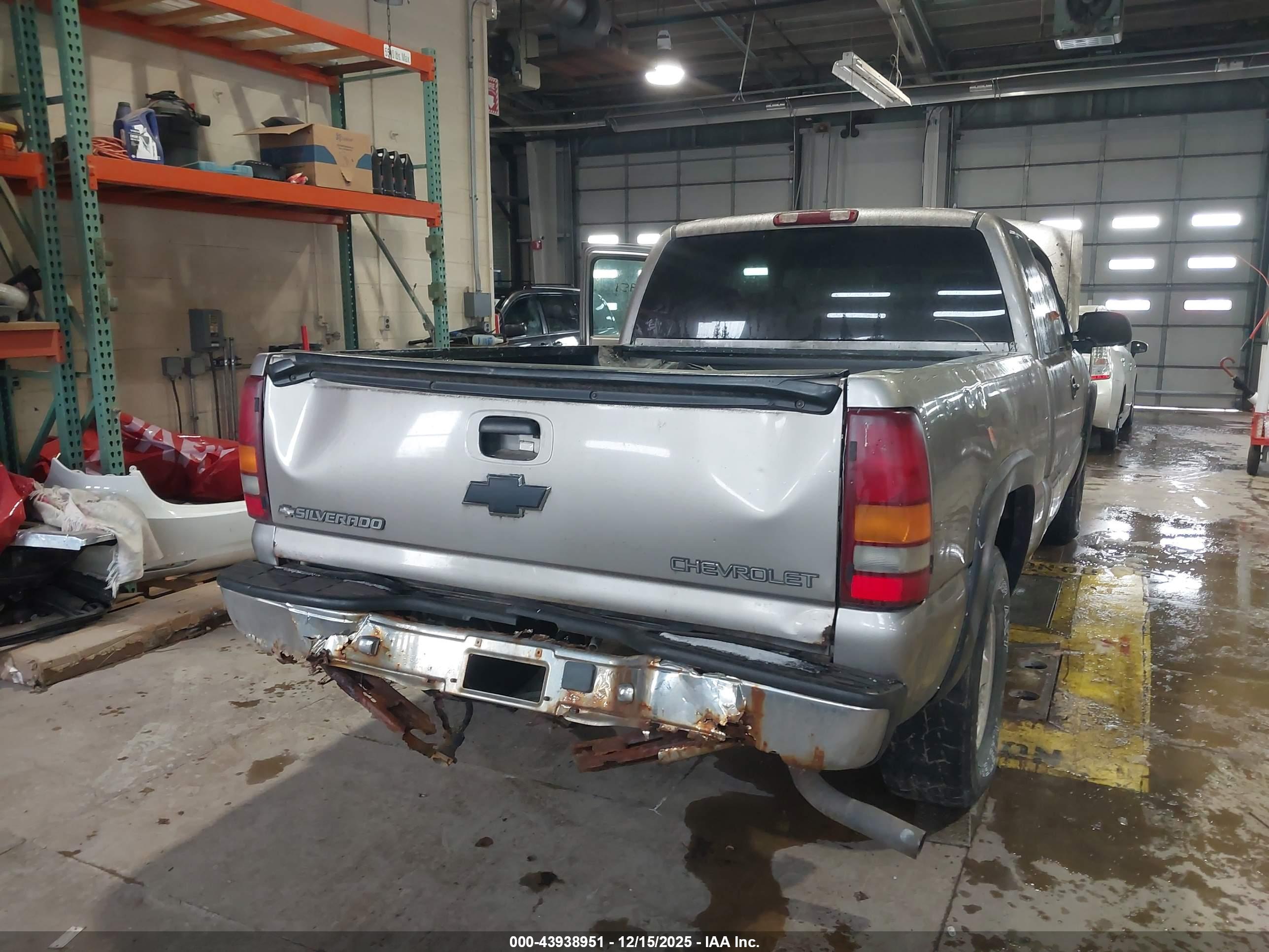 CHEVROLET SILVERADO image 6