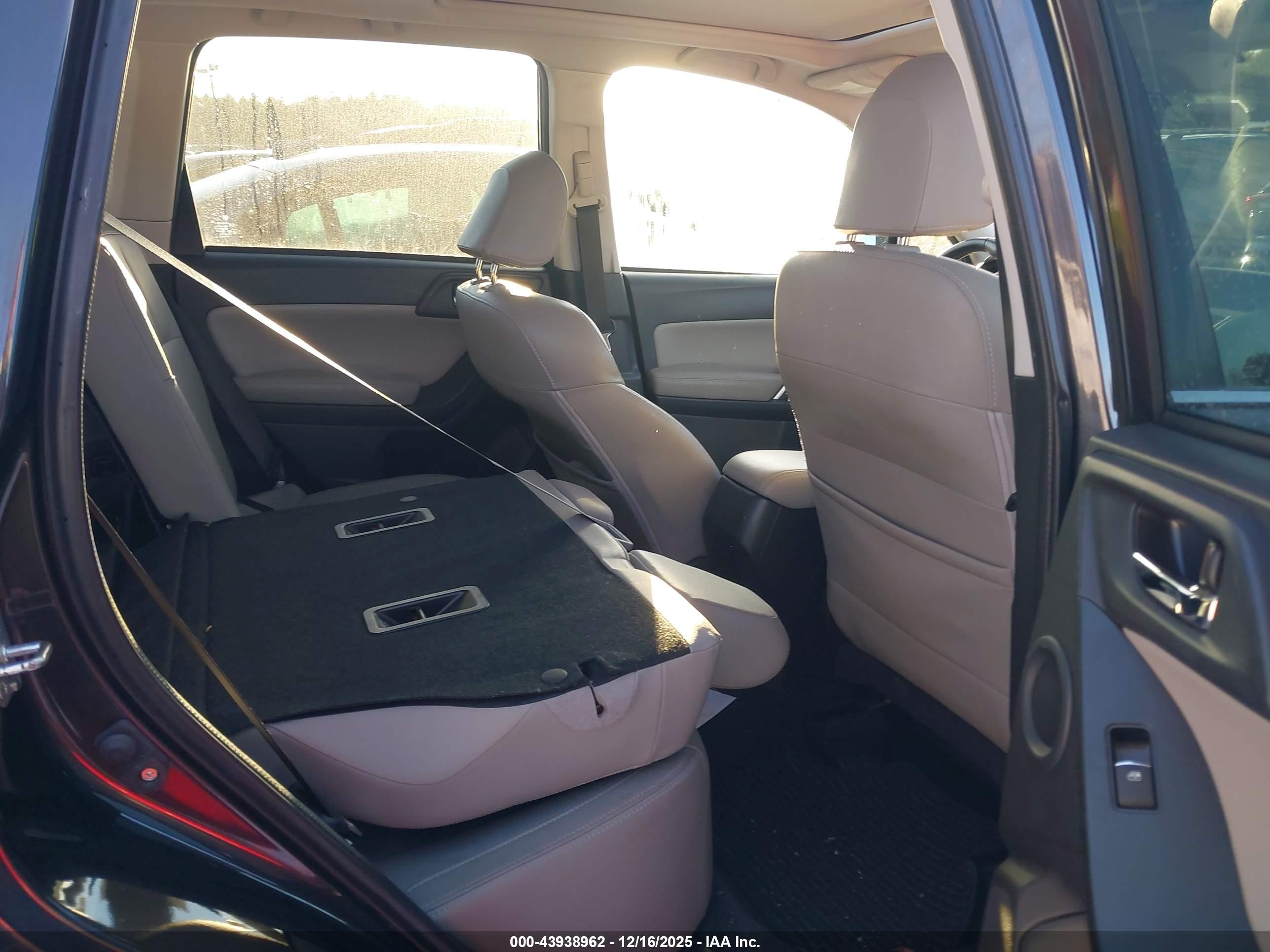 SUBARU FORESTER image 8