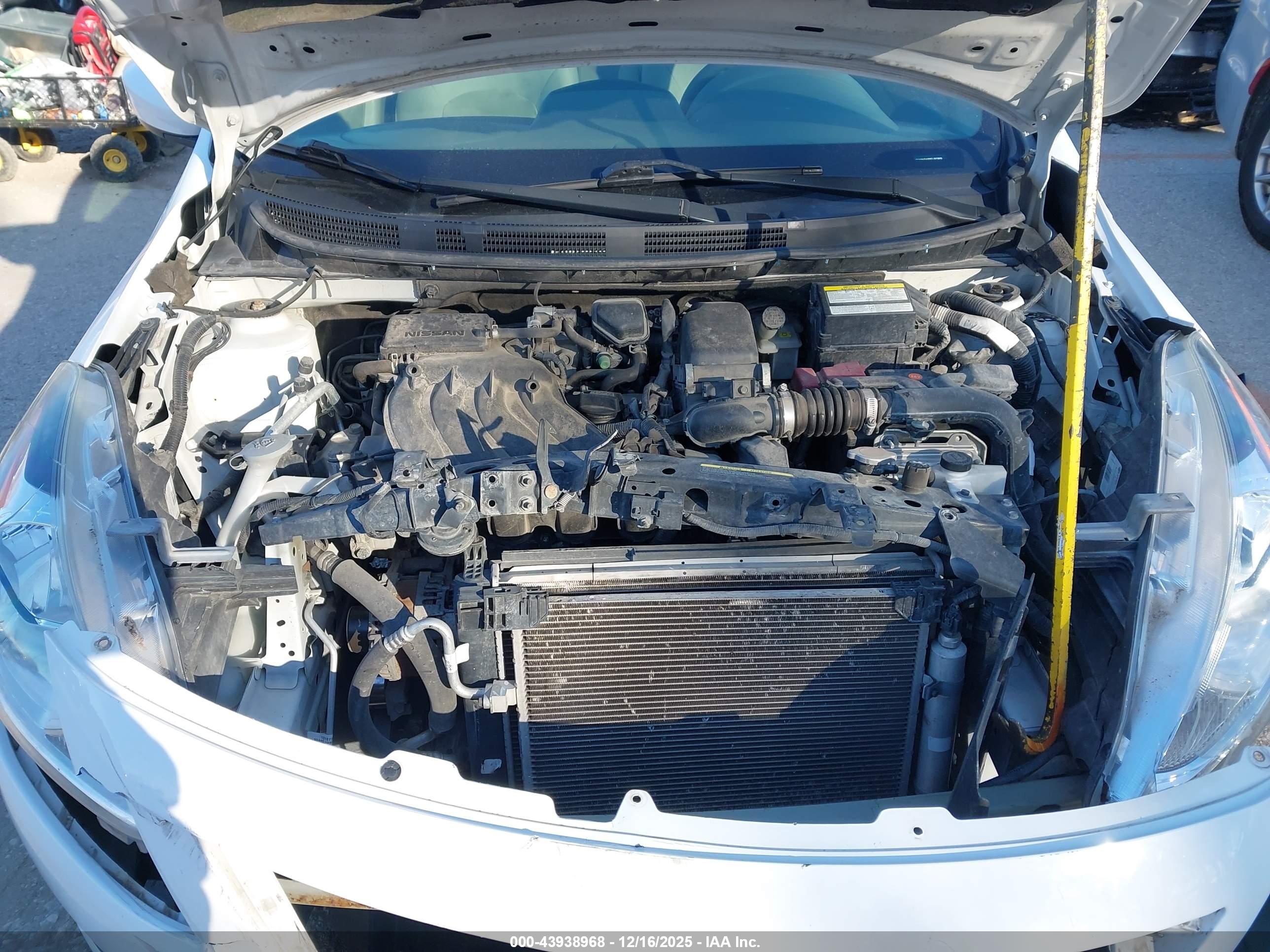 NISSAN VERSA image 10