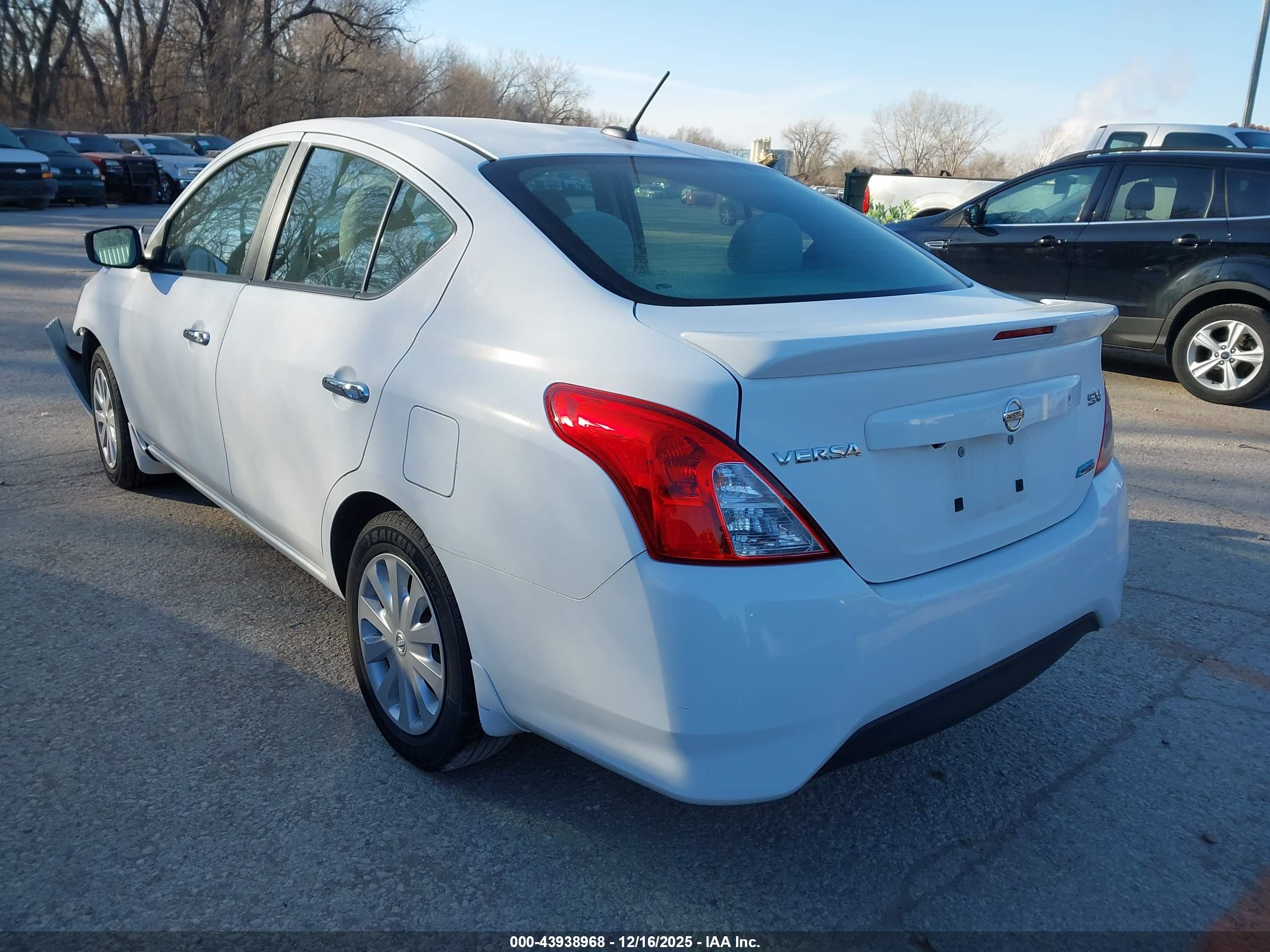 NISSAN VERSA image 3