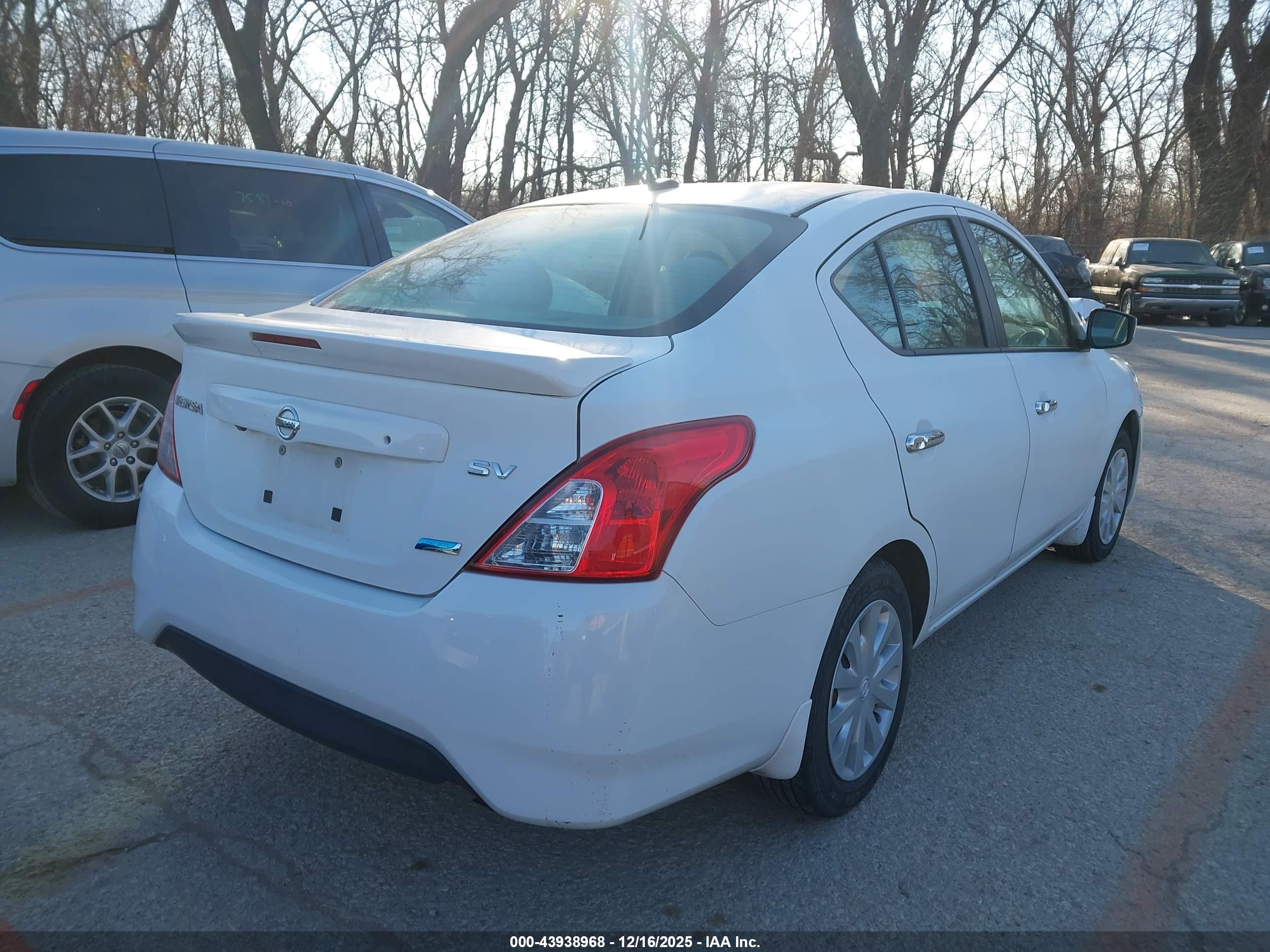 NISSAN VERSA image 4
