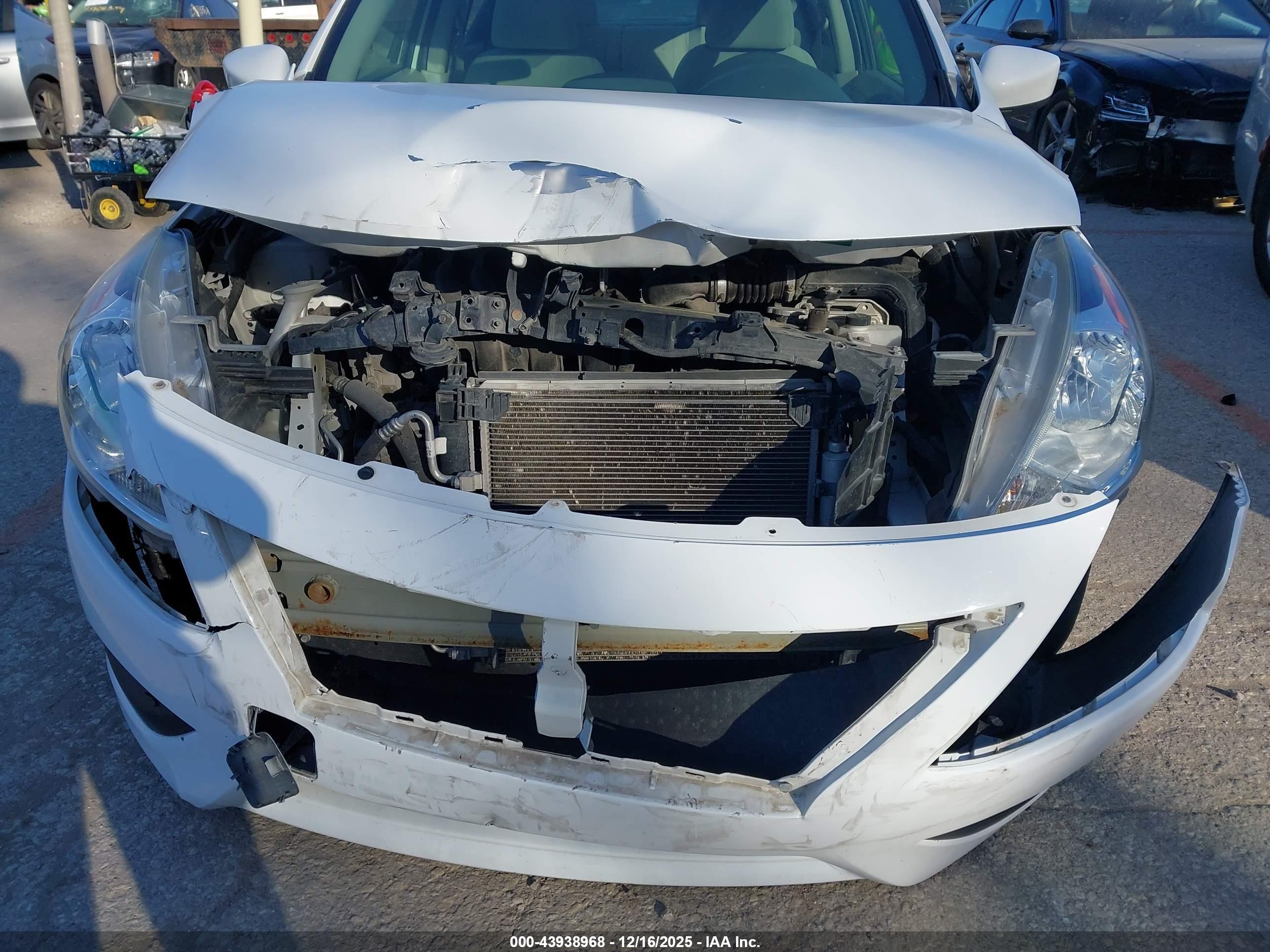 NISSAN VERSA image 6