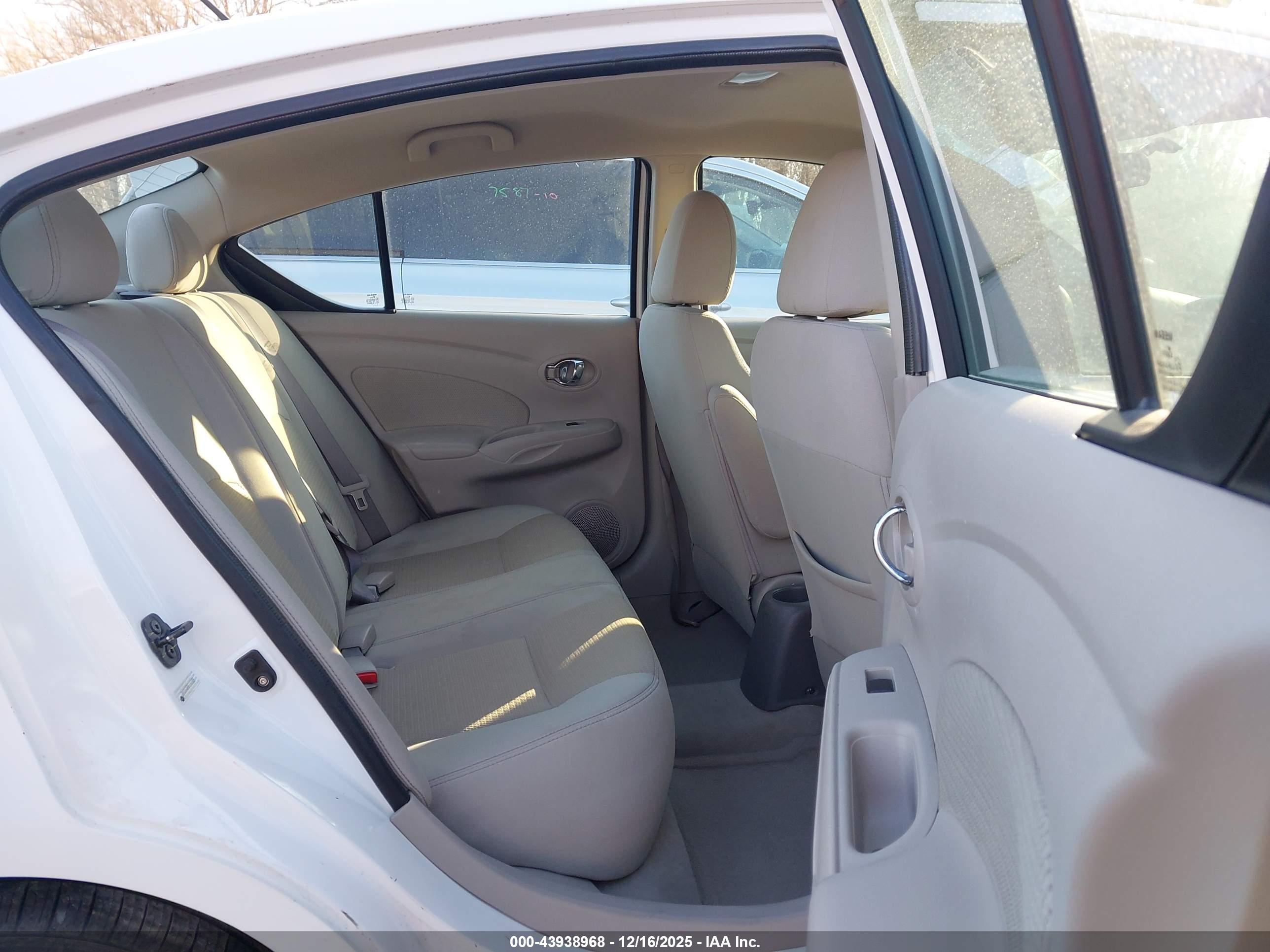 NISSAN VERSA image 8