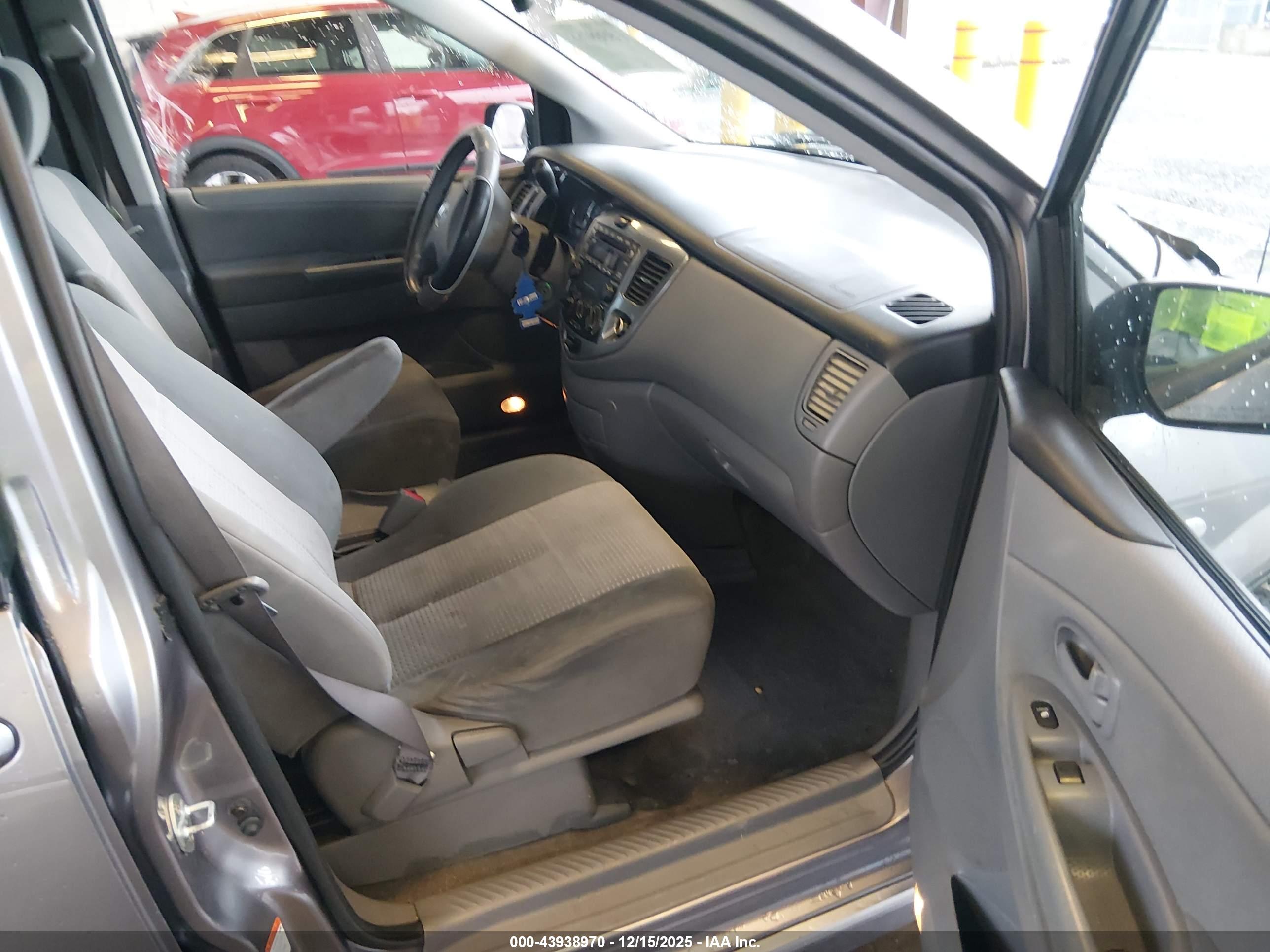 MAZDA MPV image 5