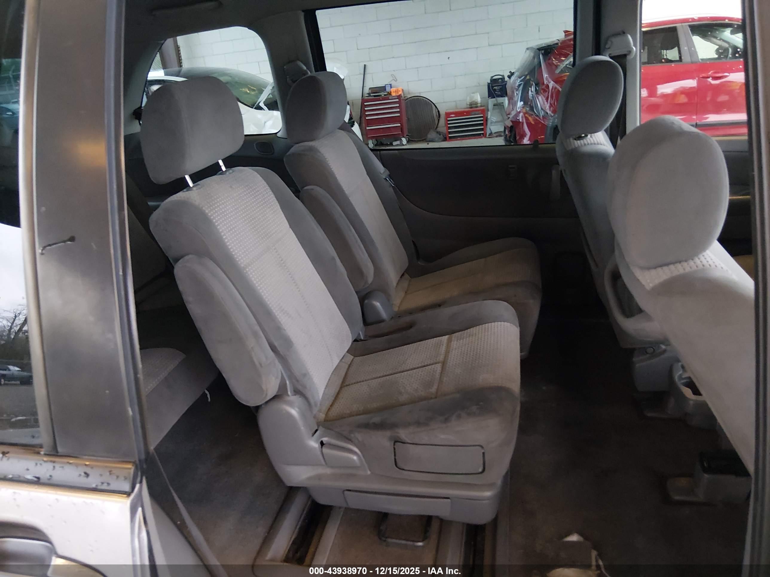 MAZDA MPV image 8