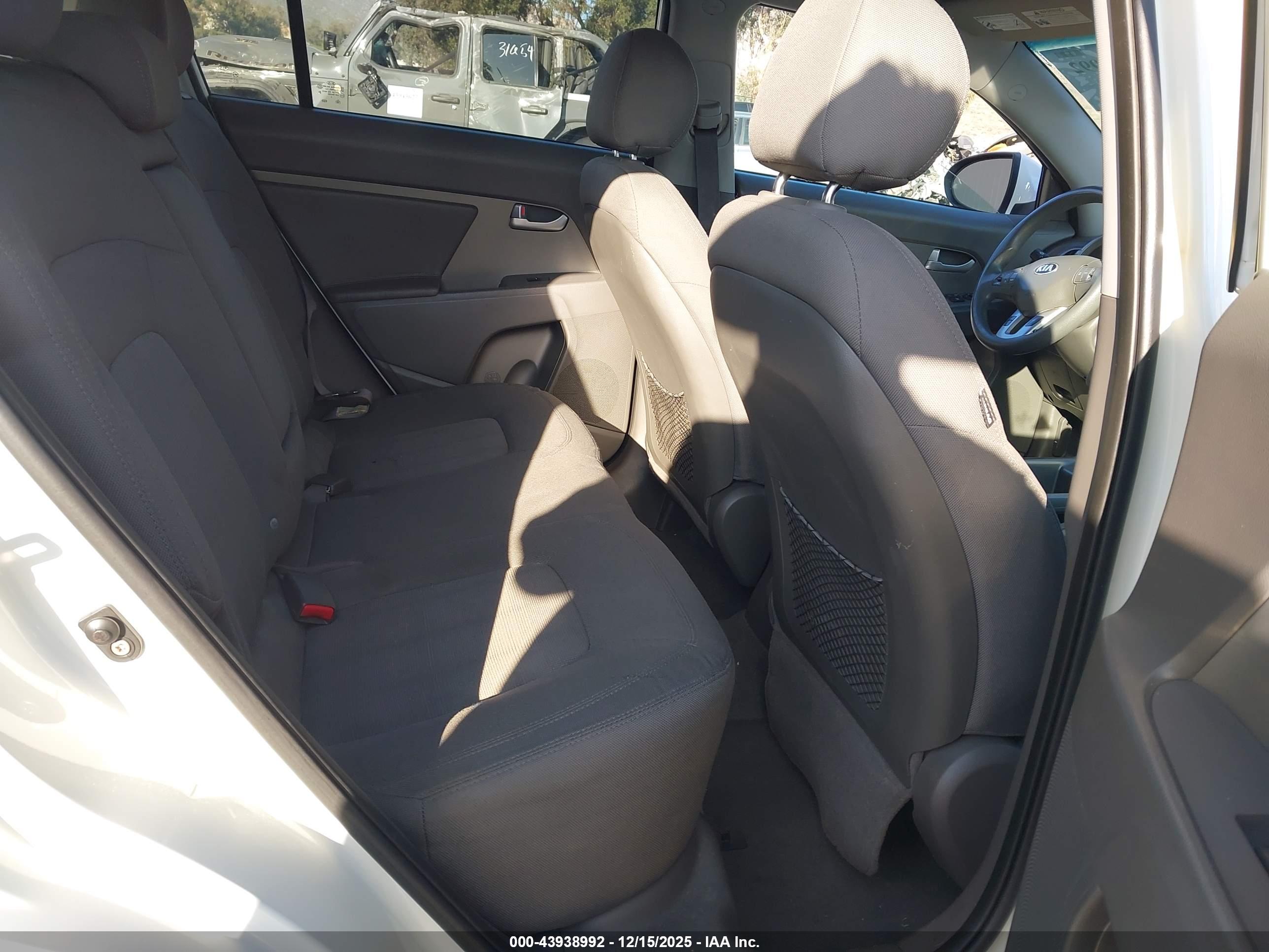 KIA SPORTAGE image 8