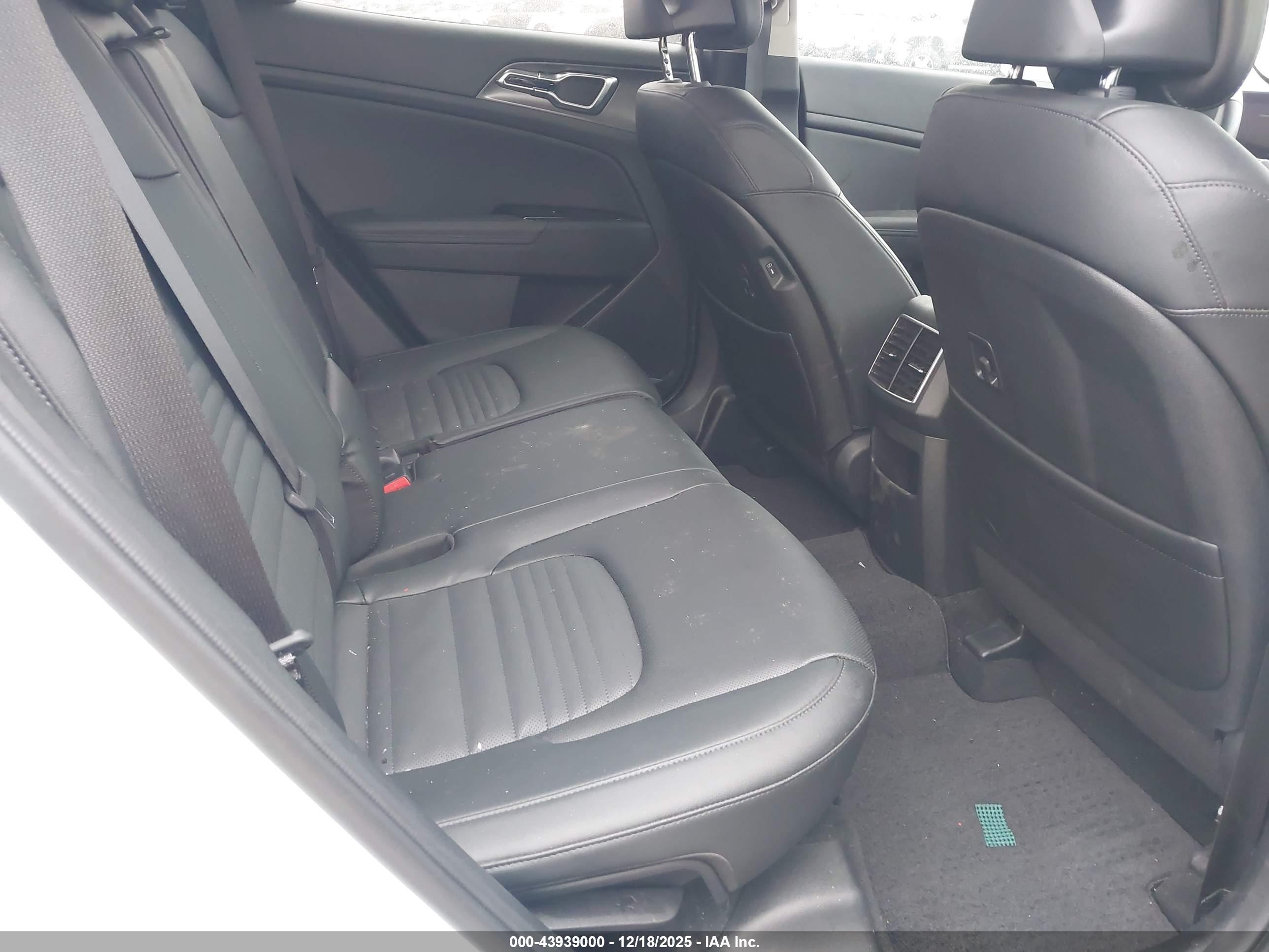 KIA SPORTAGE image 8