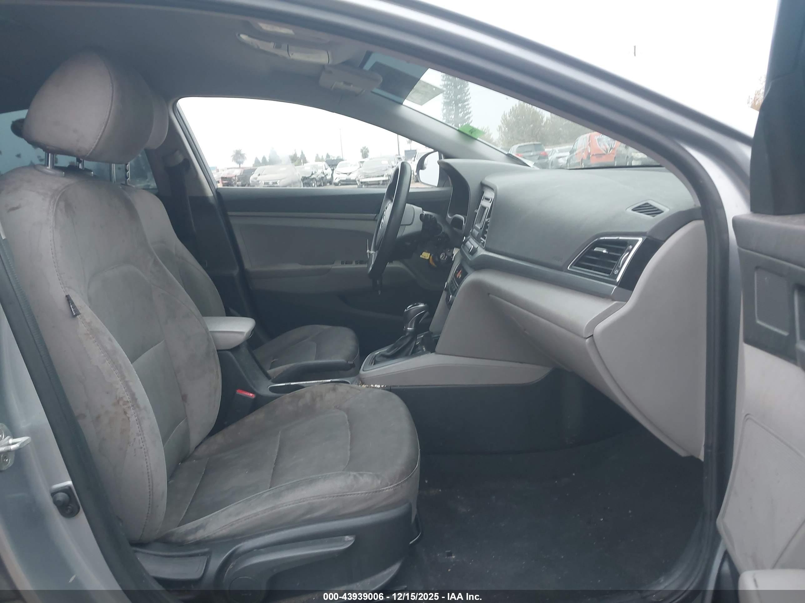 HYUNDAI ELANTRA image 5