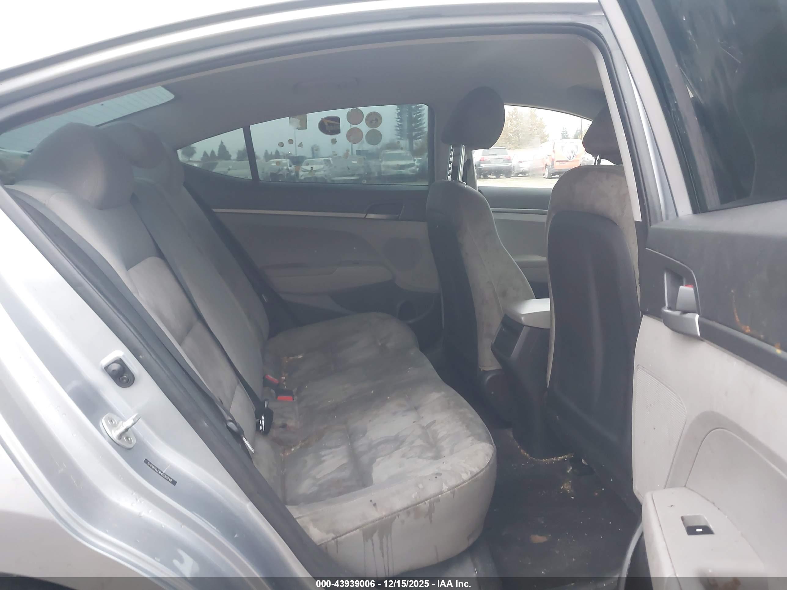 HYUNDAI ELANTRA image 8