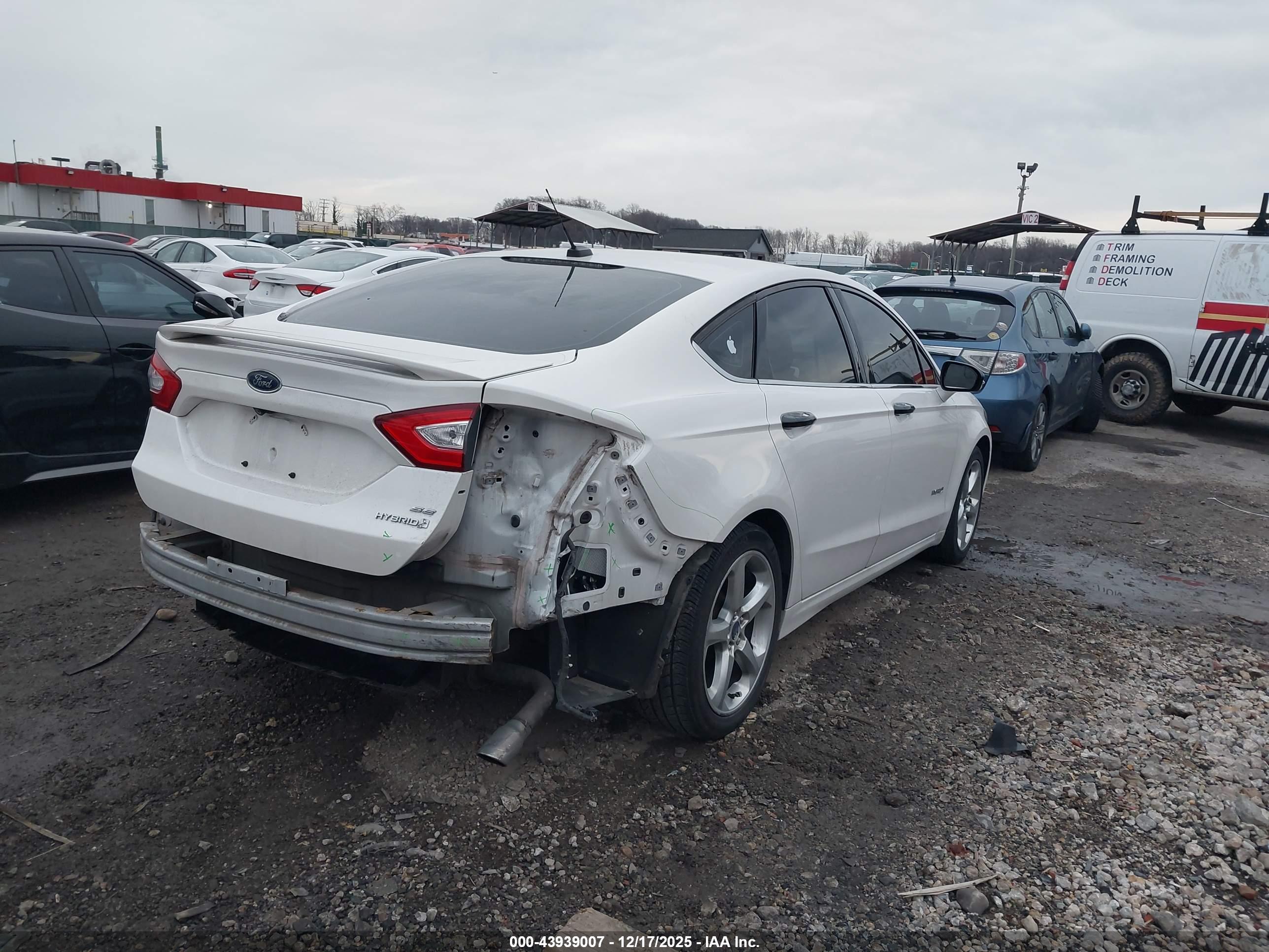 FORD FUSION image 4