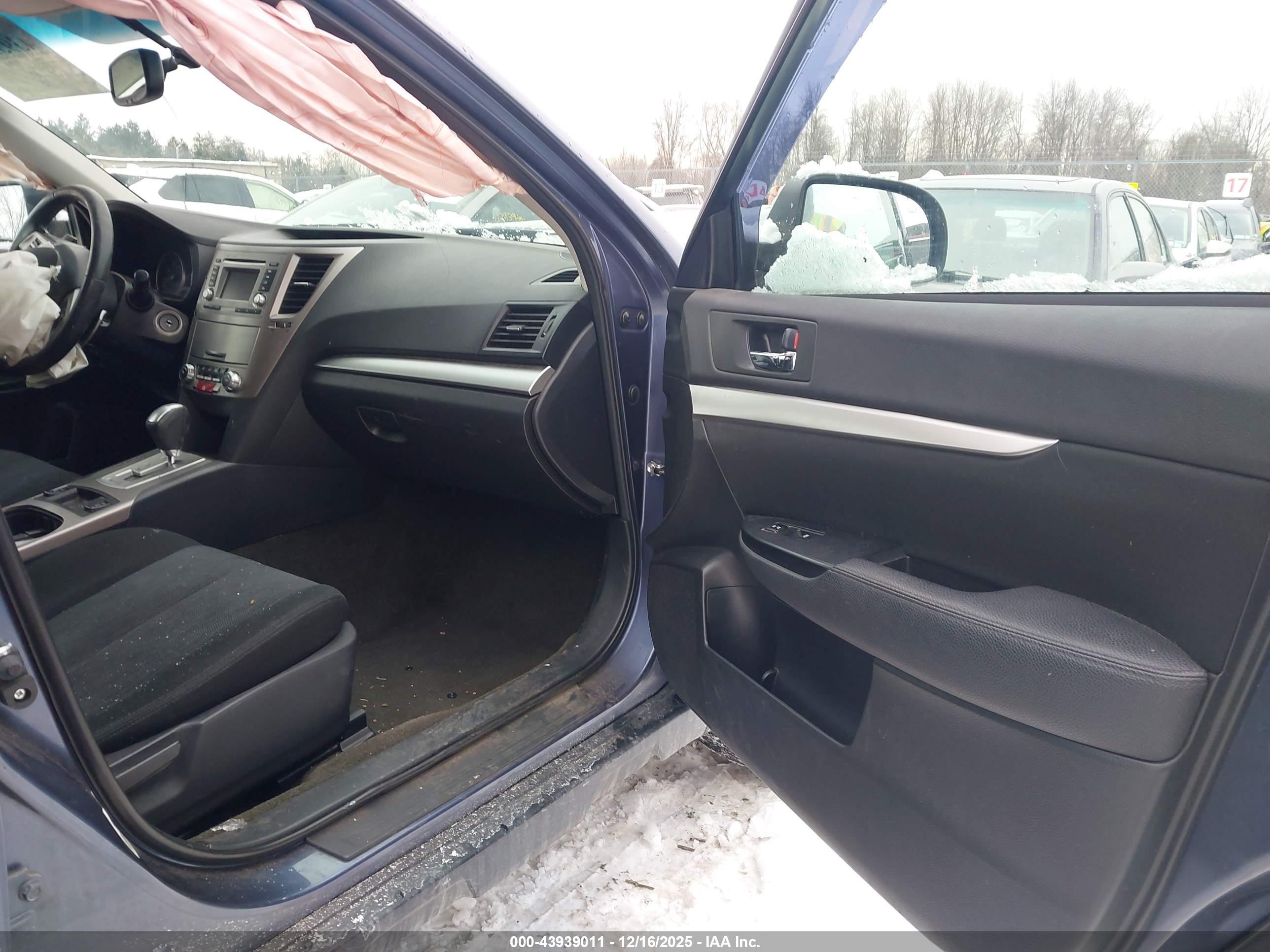 SUBARU OUTBACK image 5