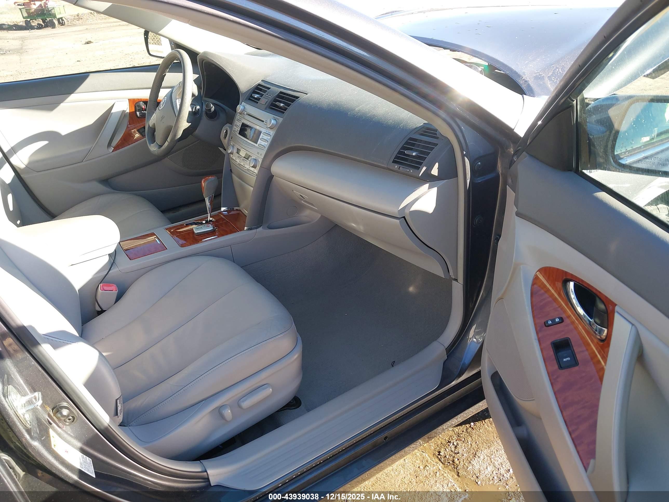 TOYOTA CAMRY image 5