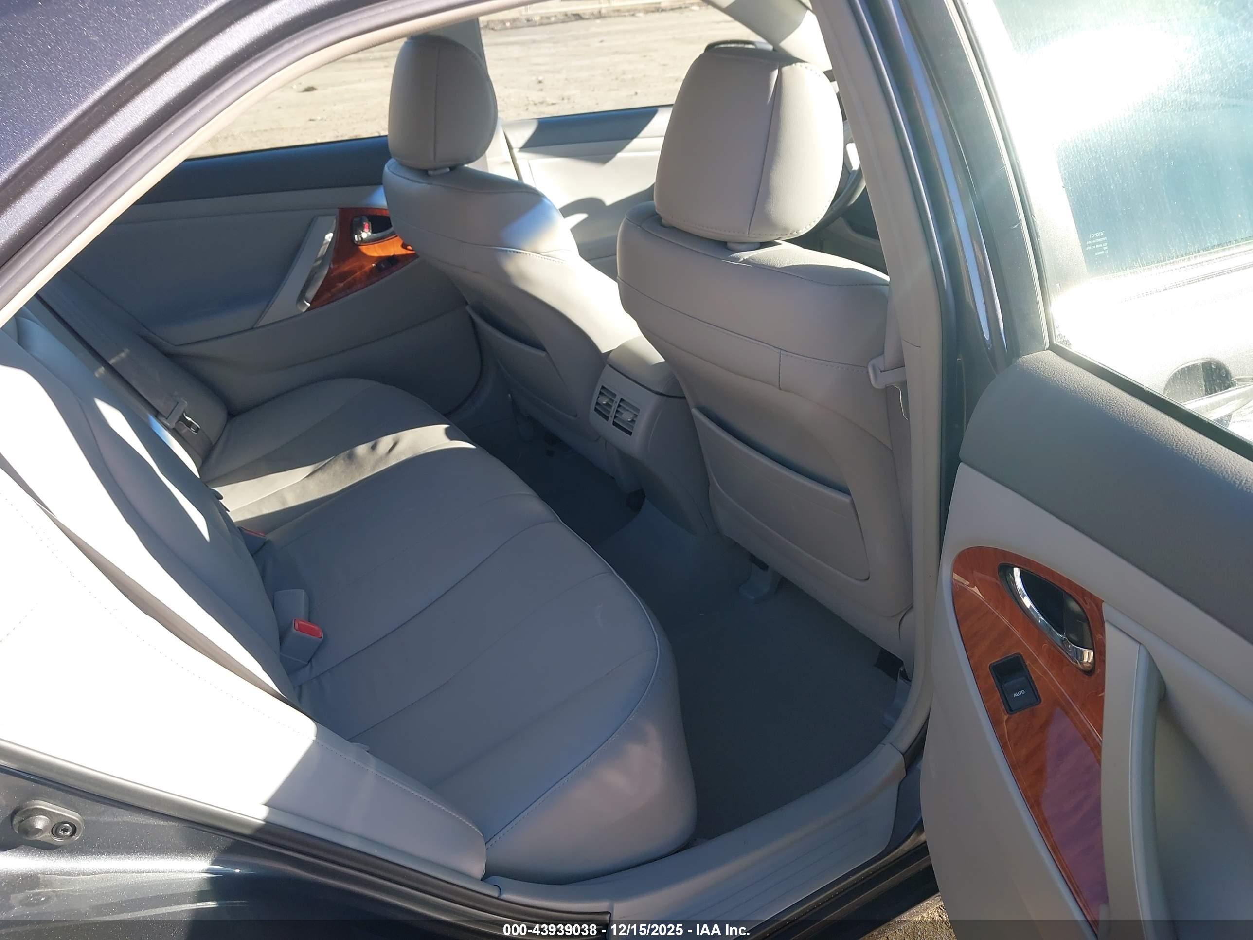 TOYOTA CAMRY image 8