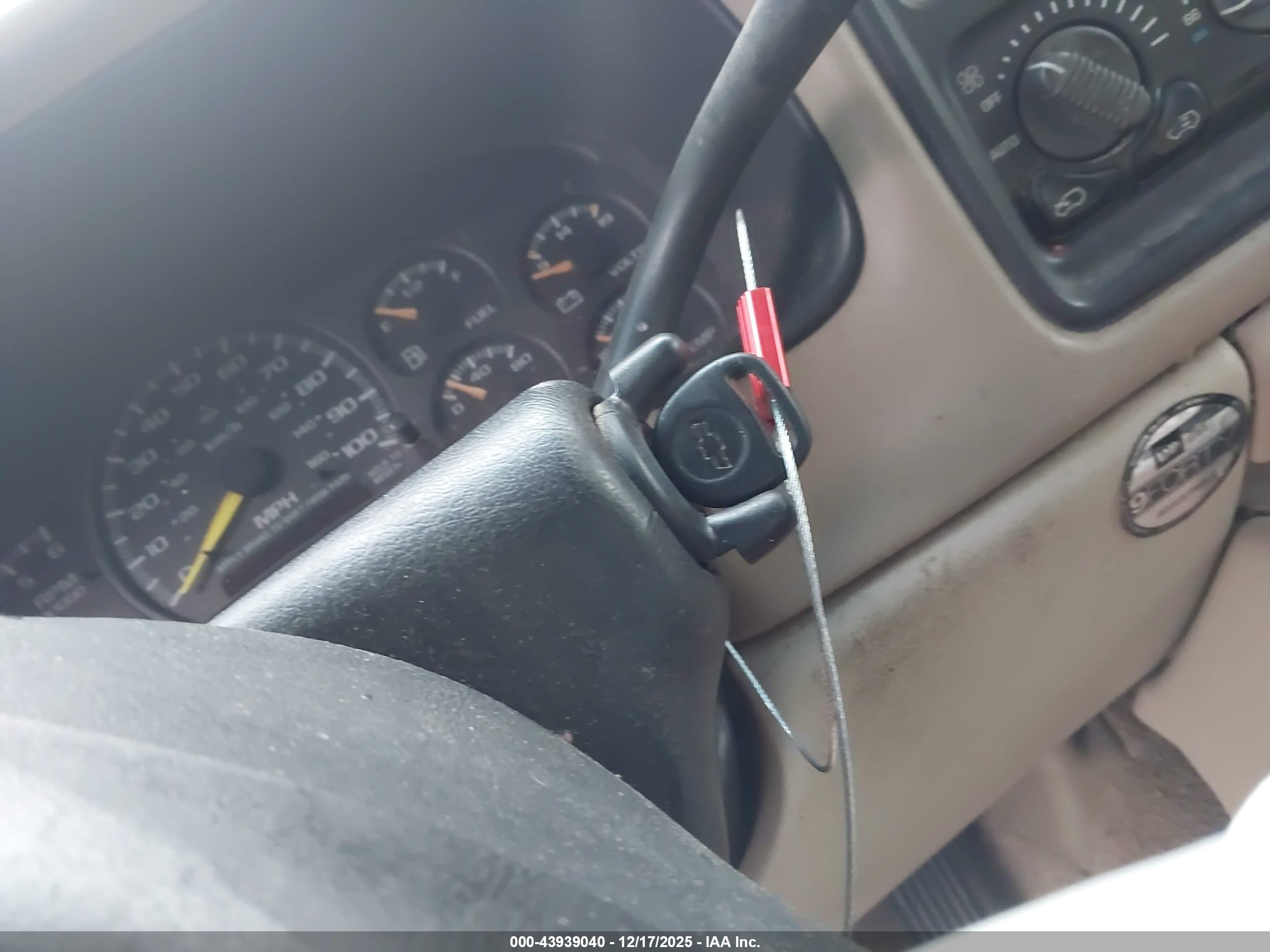 CHEVROLET SUBURBAN image 11