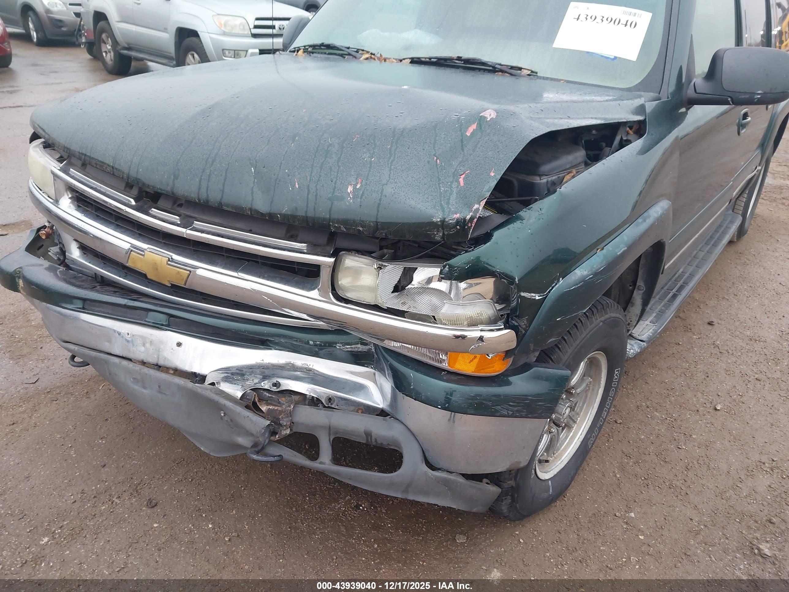 CHEVROLET SUBURBAN image 6
