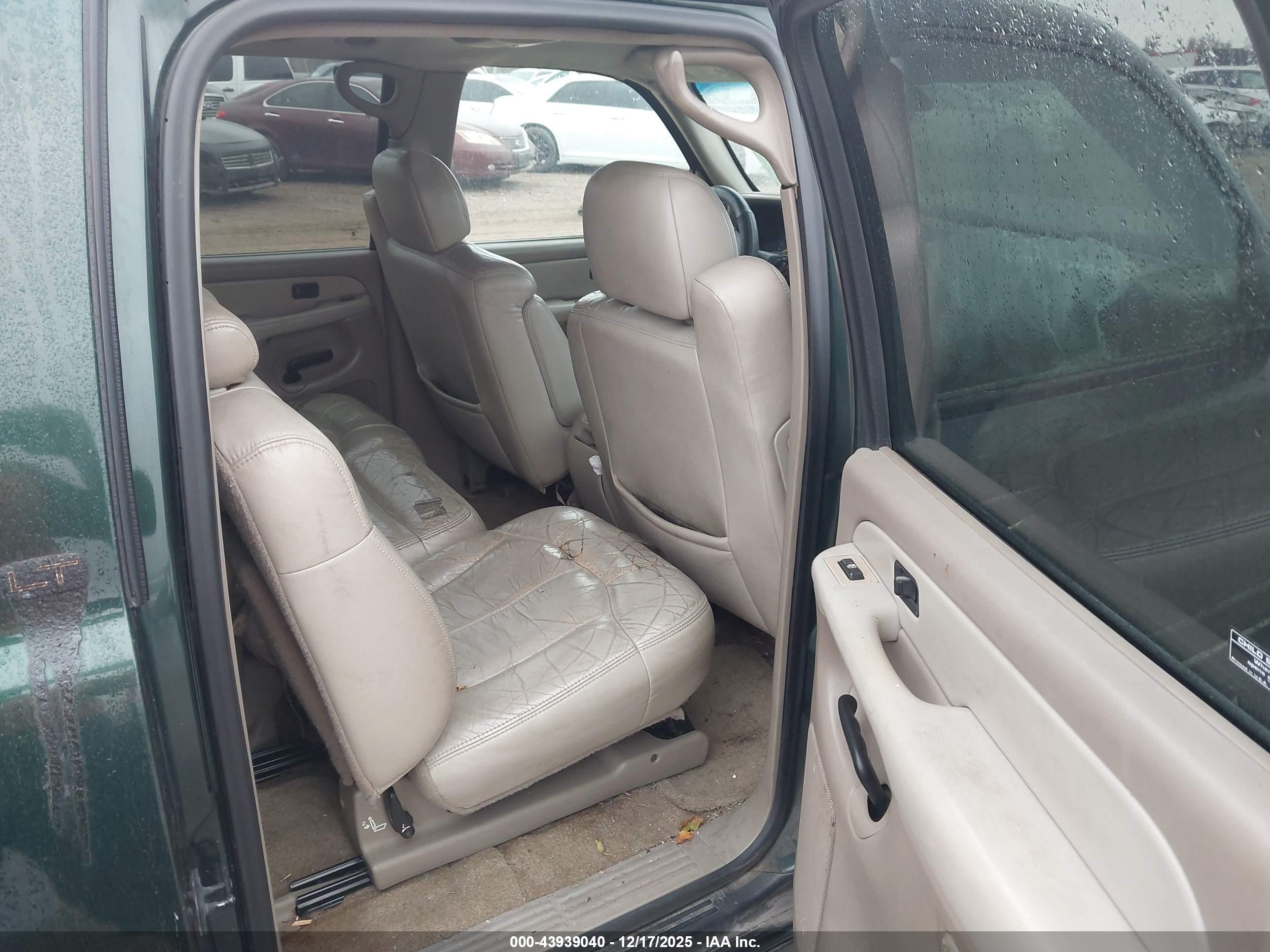 CHEVROLET SUBURBAN image 8