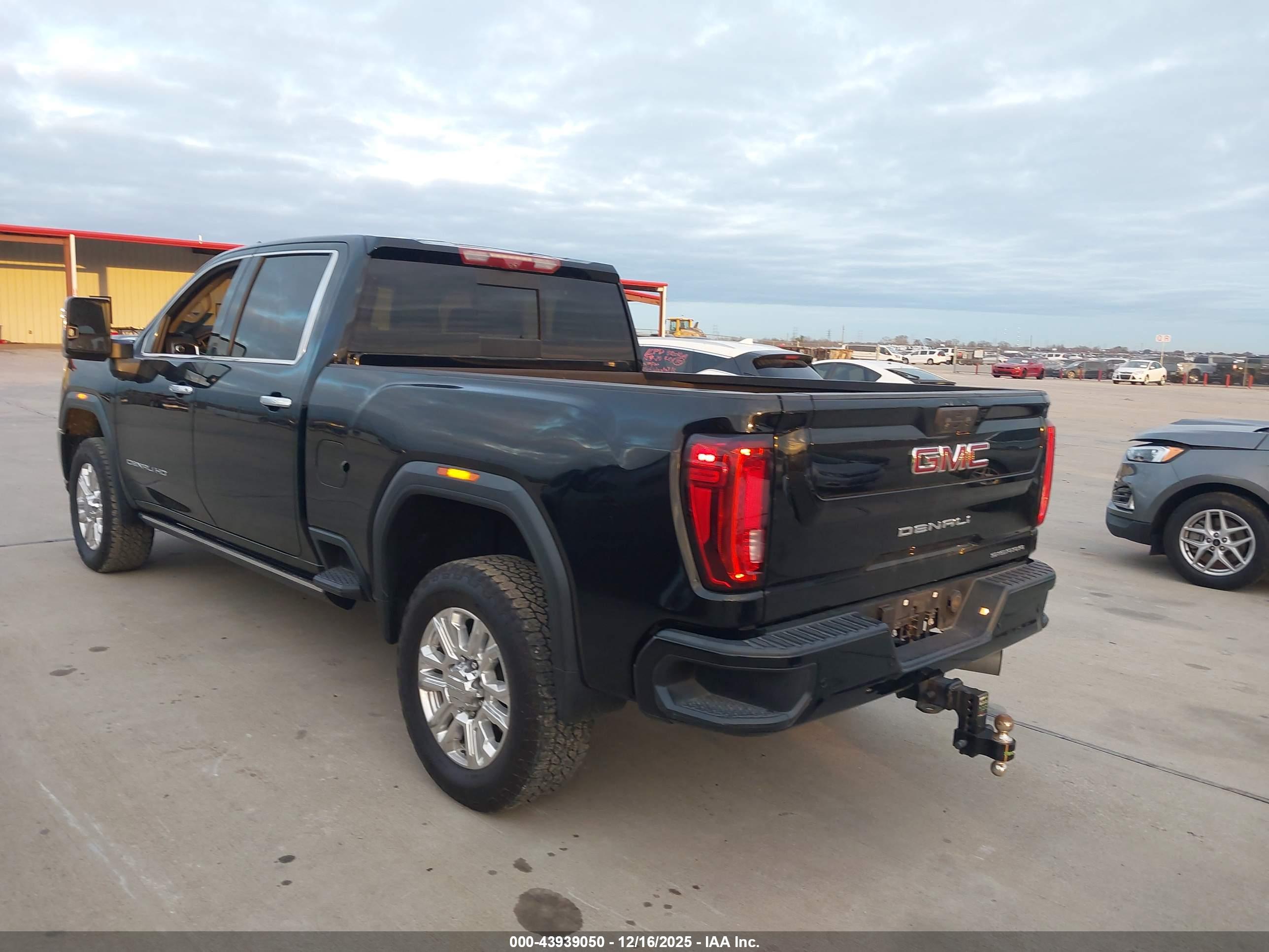 GMC SIERRA image 3