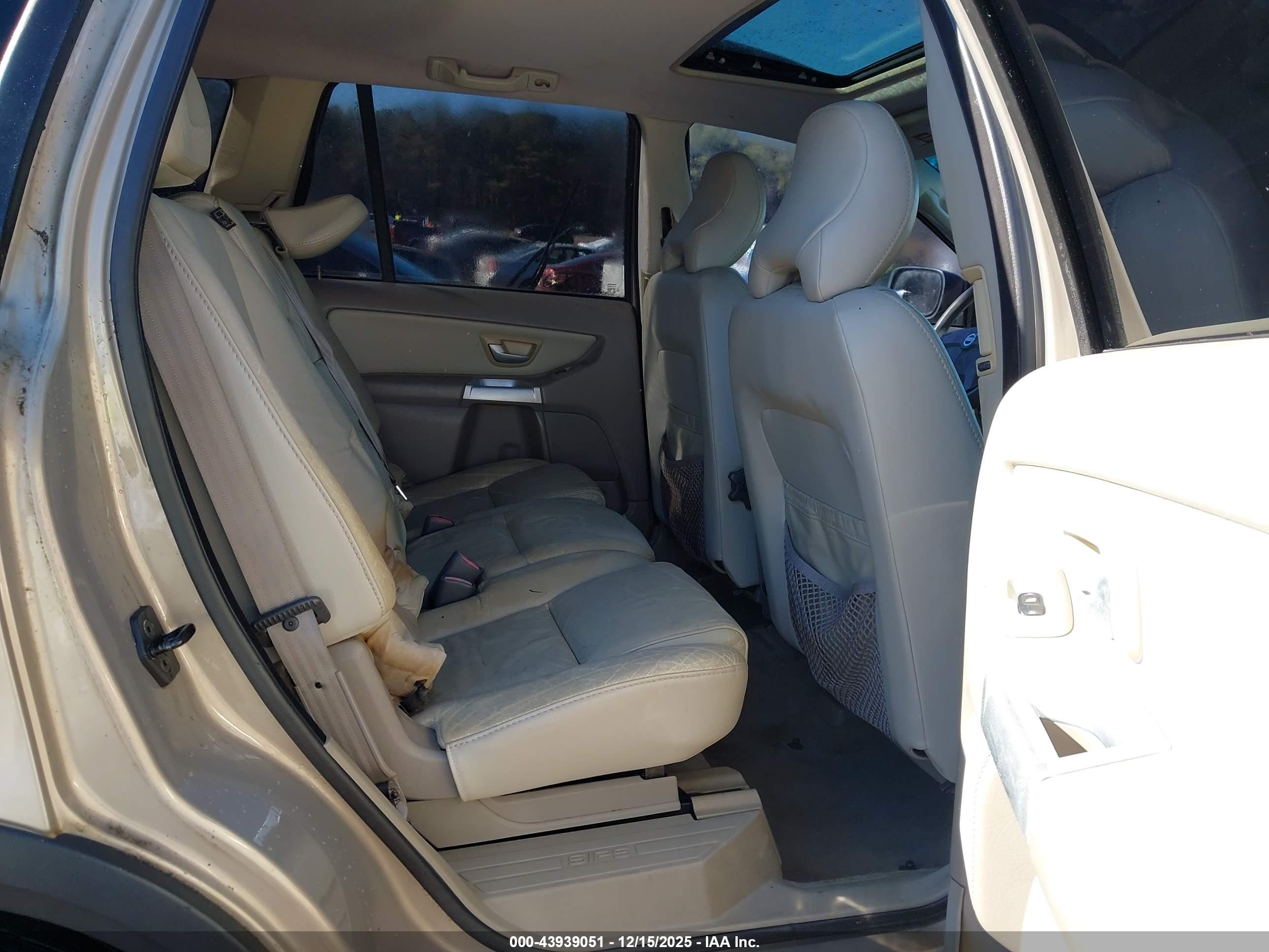 VOLVO XC90 image 8