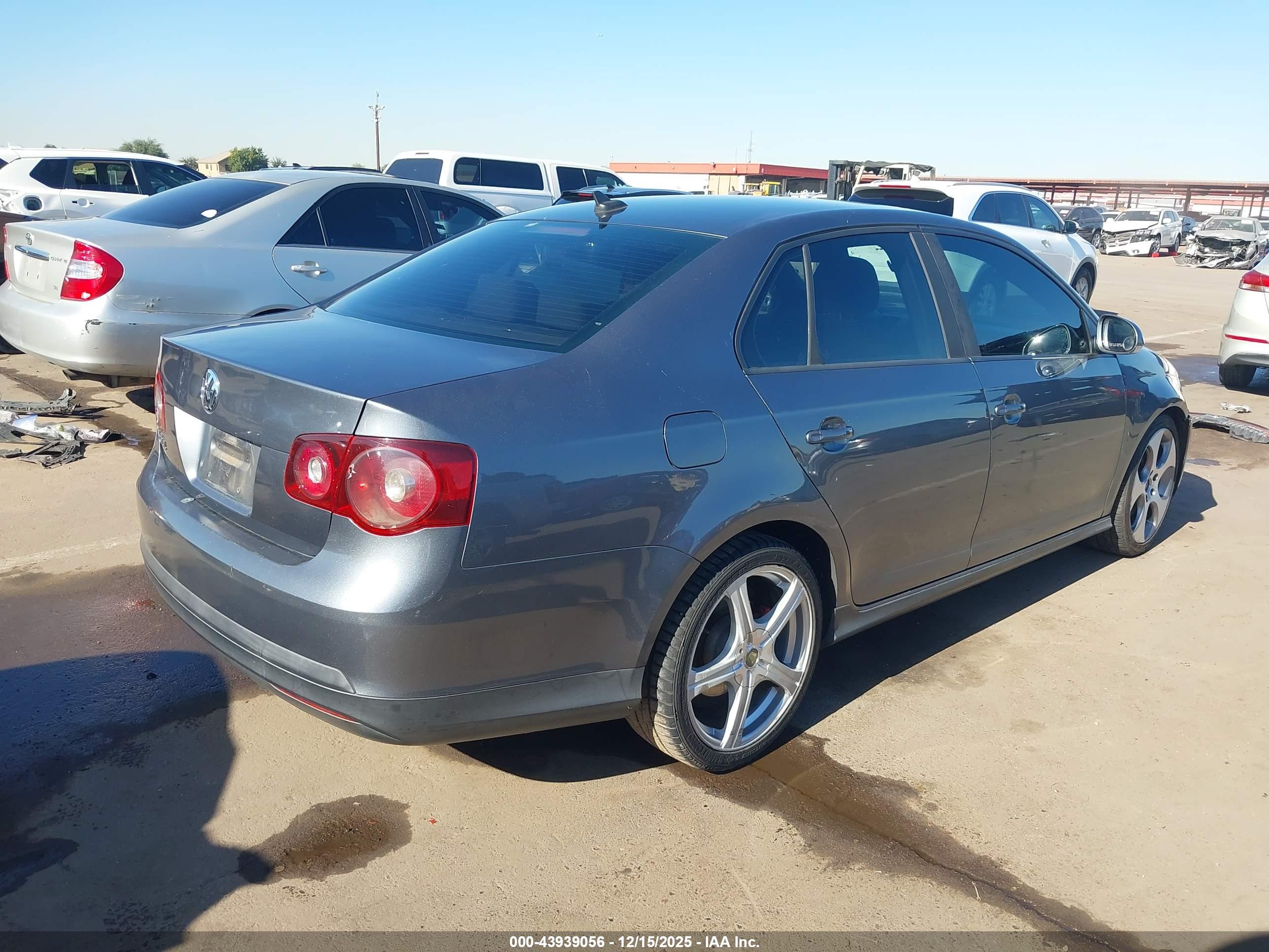 VOLKSWAGEN GLI image 4
