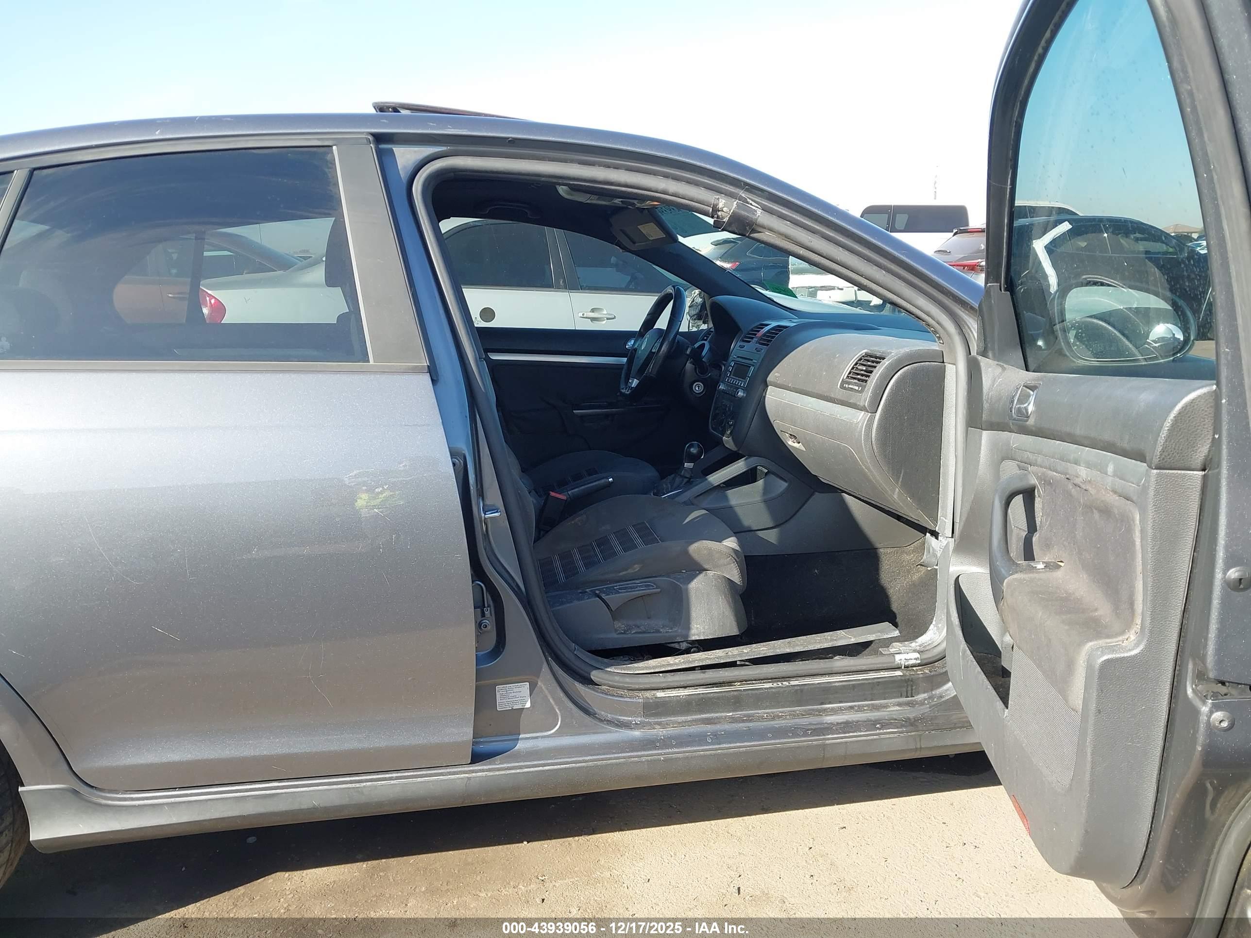 VOLKSWAGEN GLI image 5