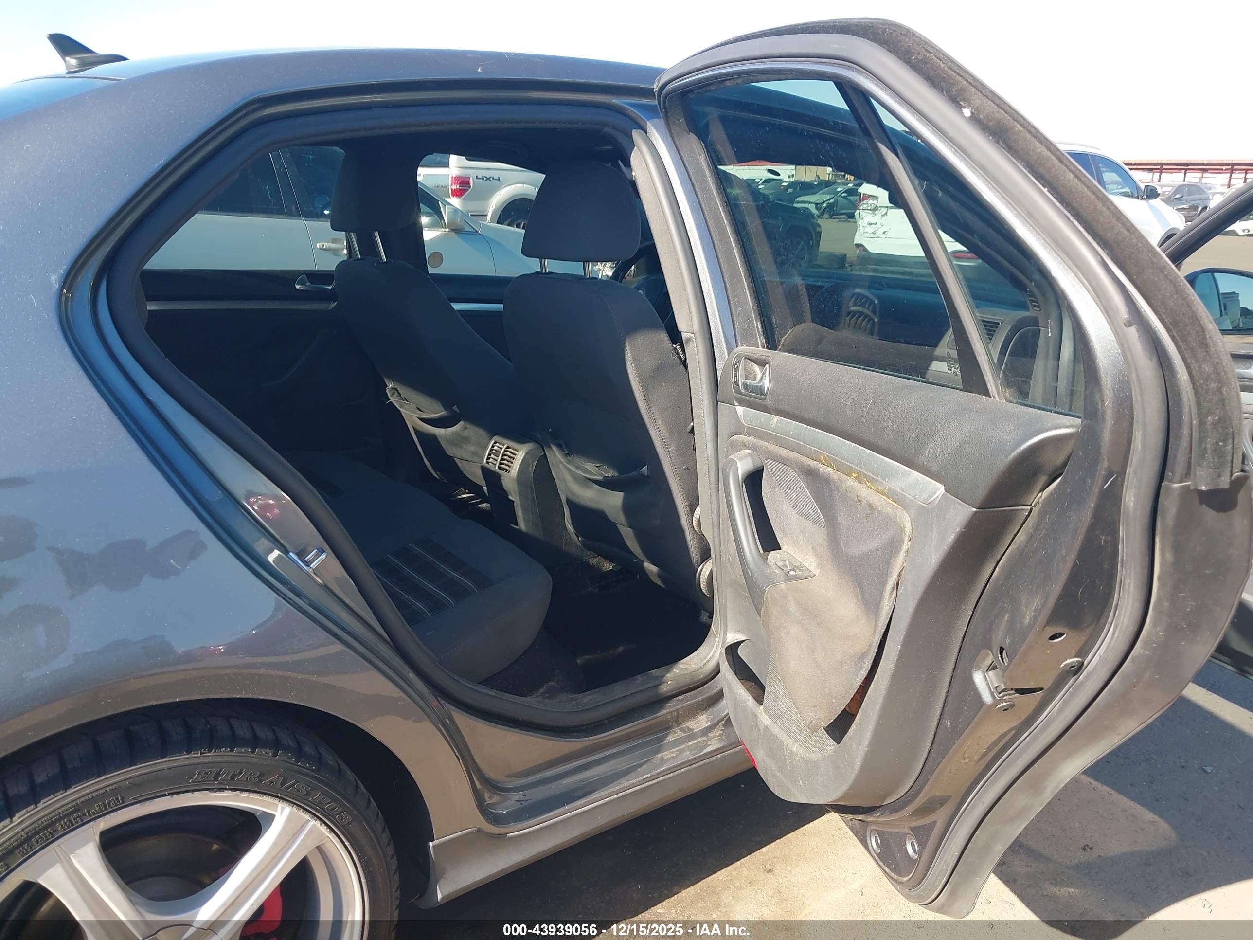 VOLKSWAGEN GLI image 8